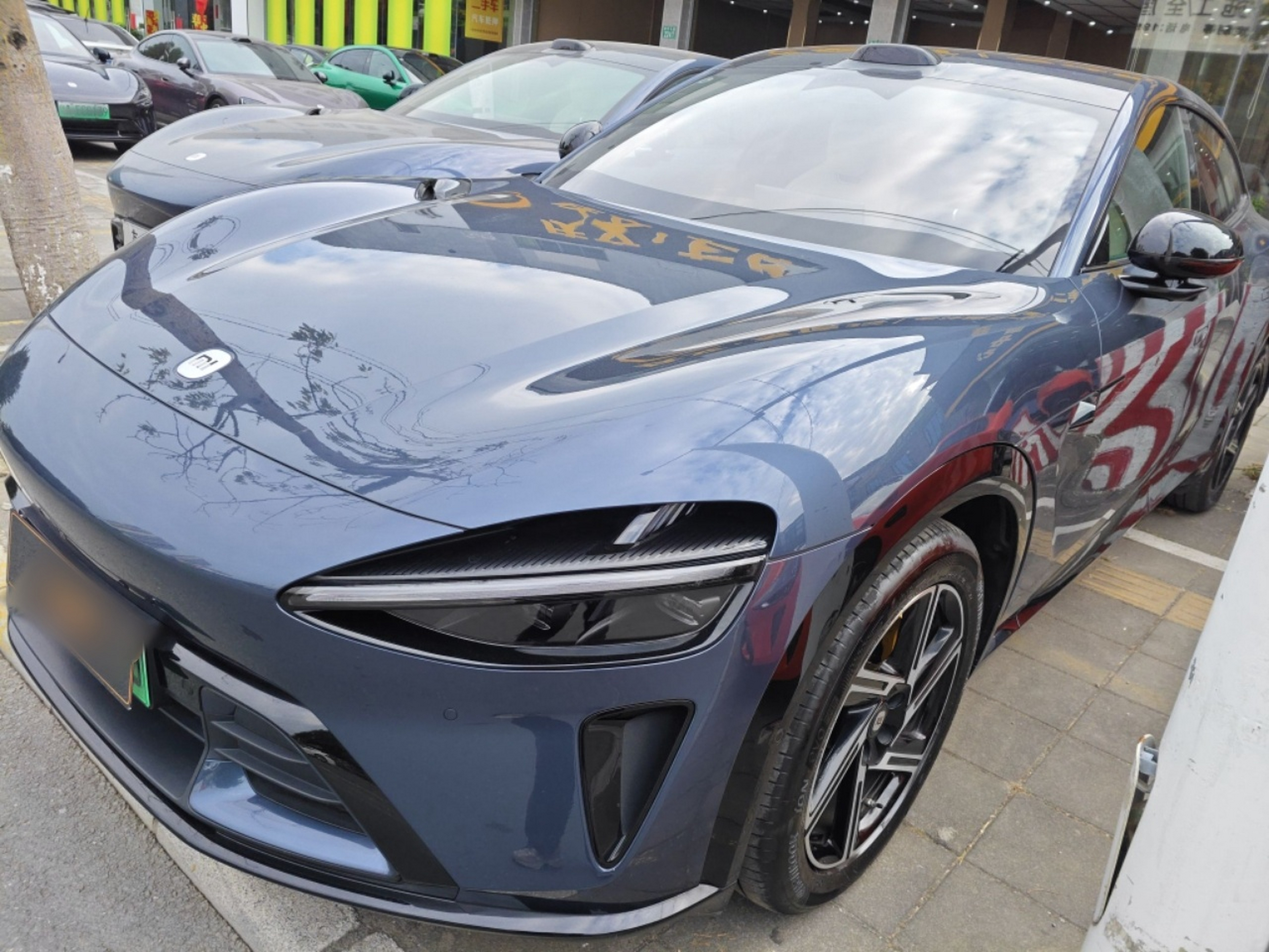 Под передней частью автомобиля