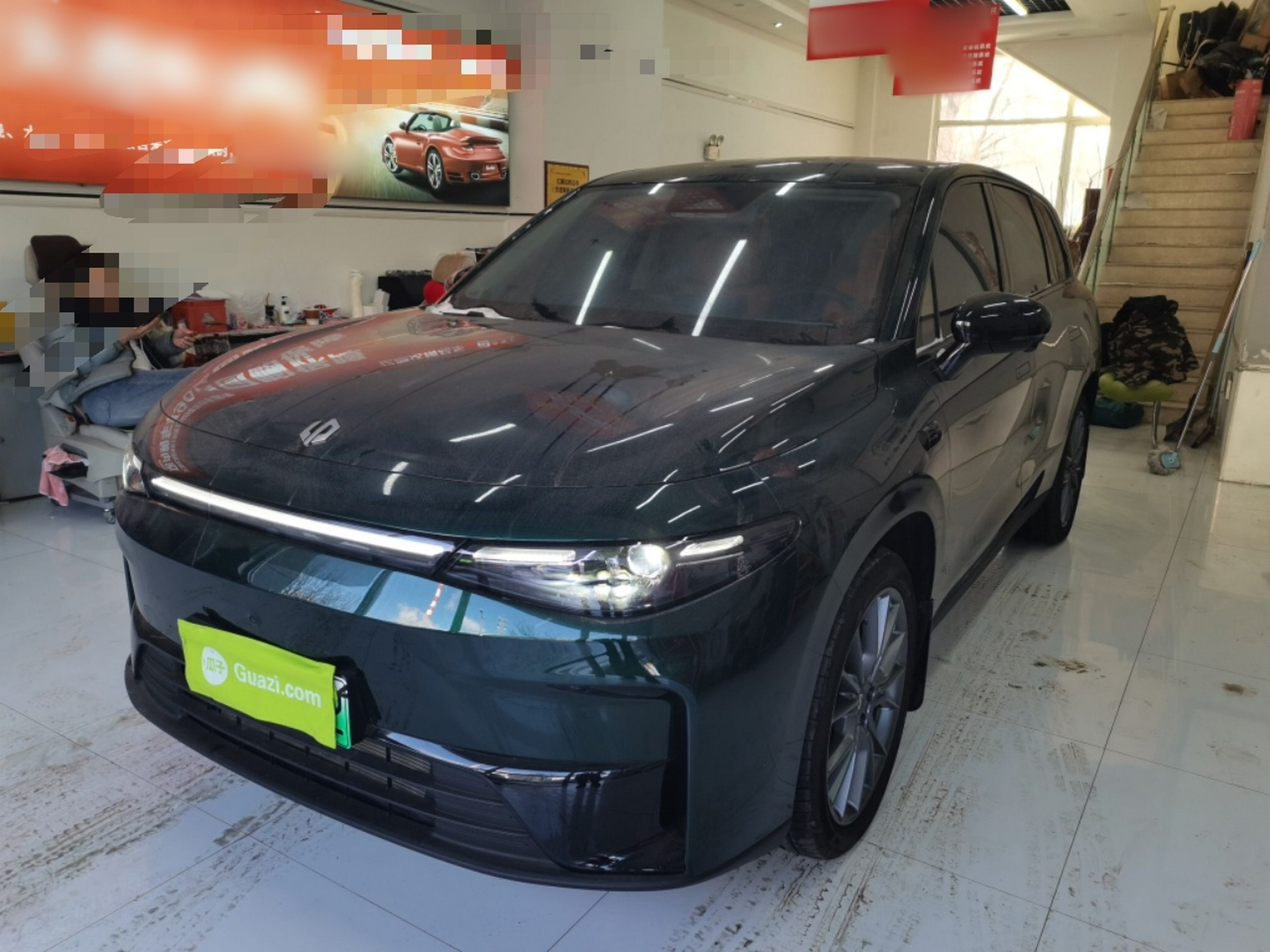 تحت مقدمة السيارة