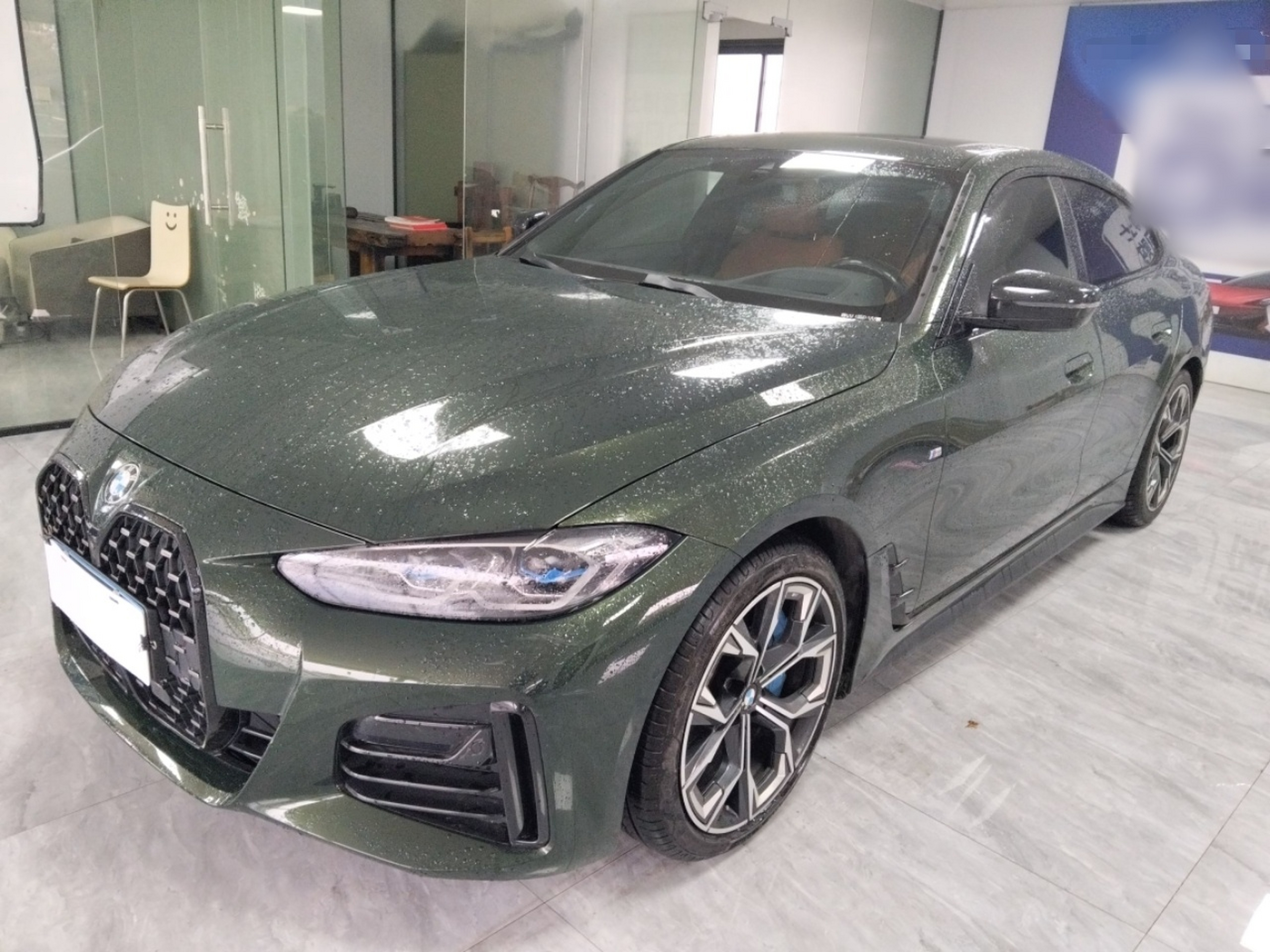 Под передней частью автомобиля