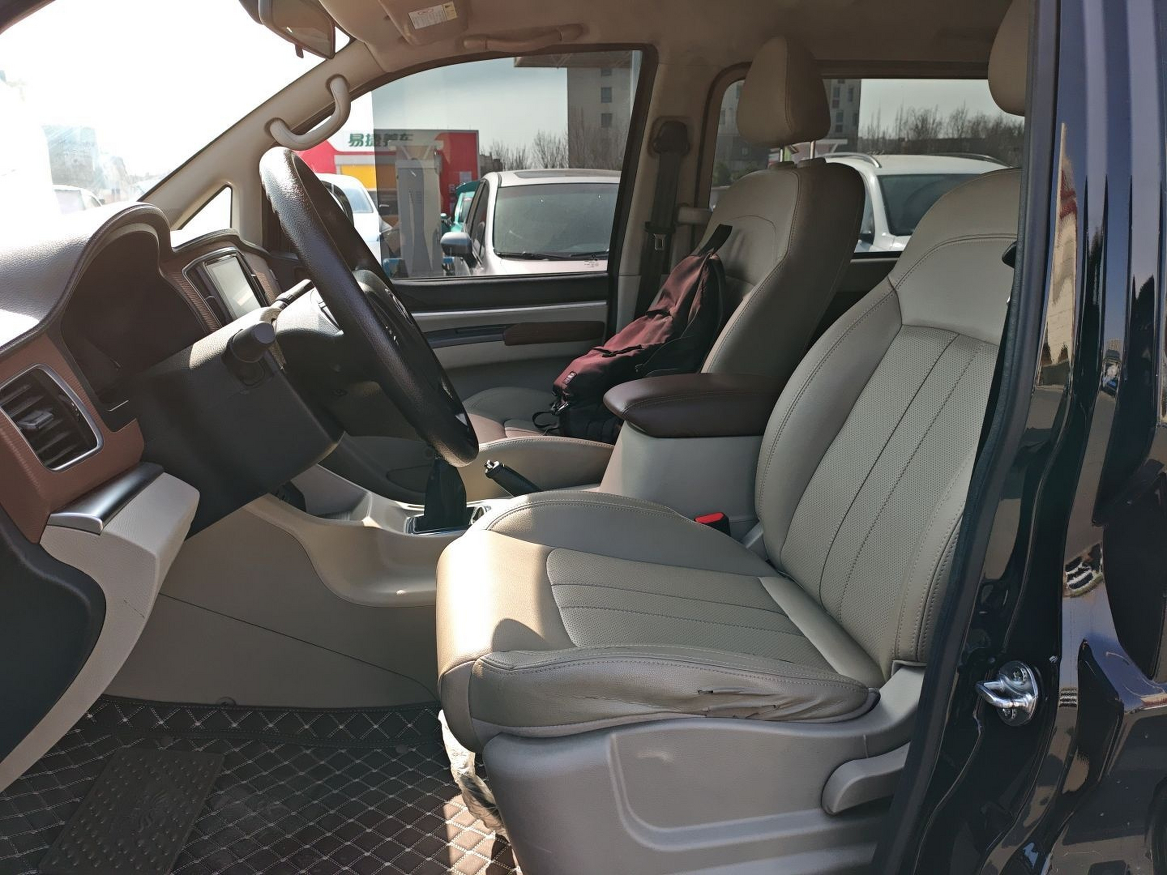 Переднее сиденье в автомобиле