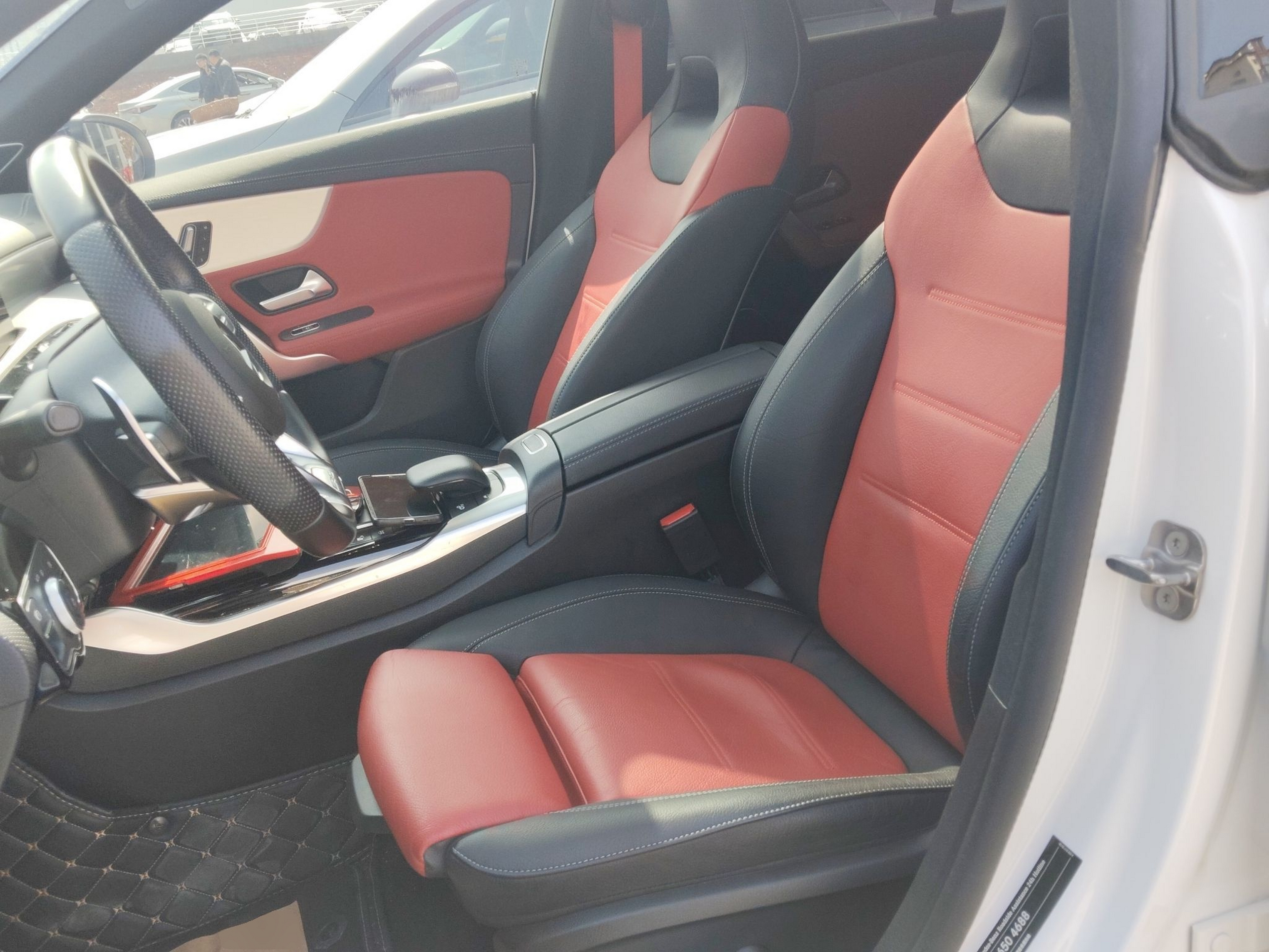 Переднее сиденье в автомобиле