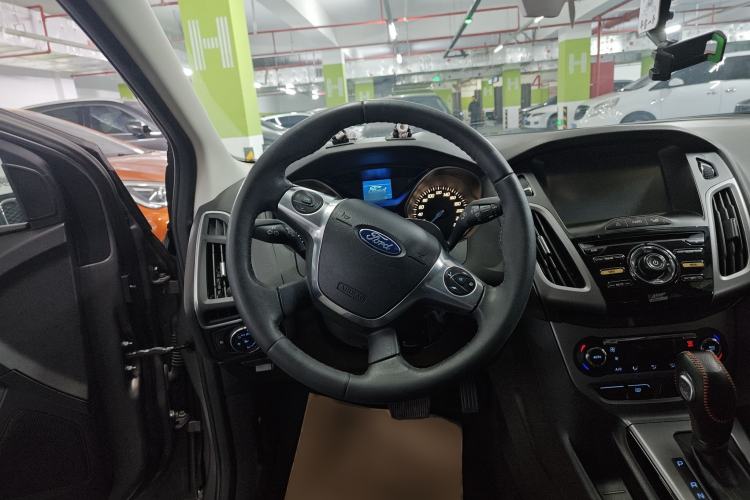 Used Ford Focus 2012 Sedan 1.6L Automatic Fashion Edition
