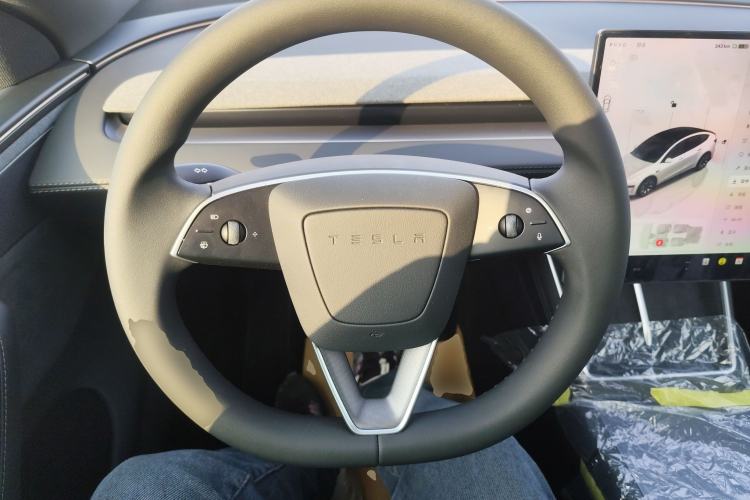 Used Tesla Model Y L 2025 Long-Range All-Wheel-Drive Version
