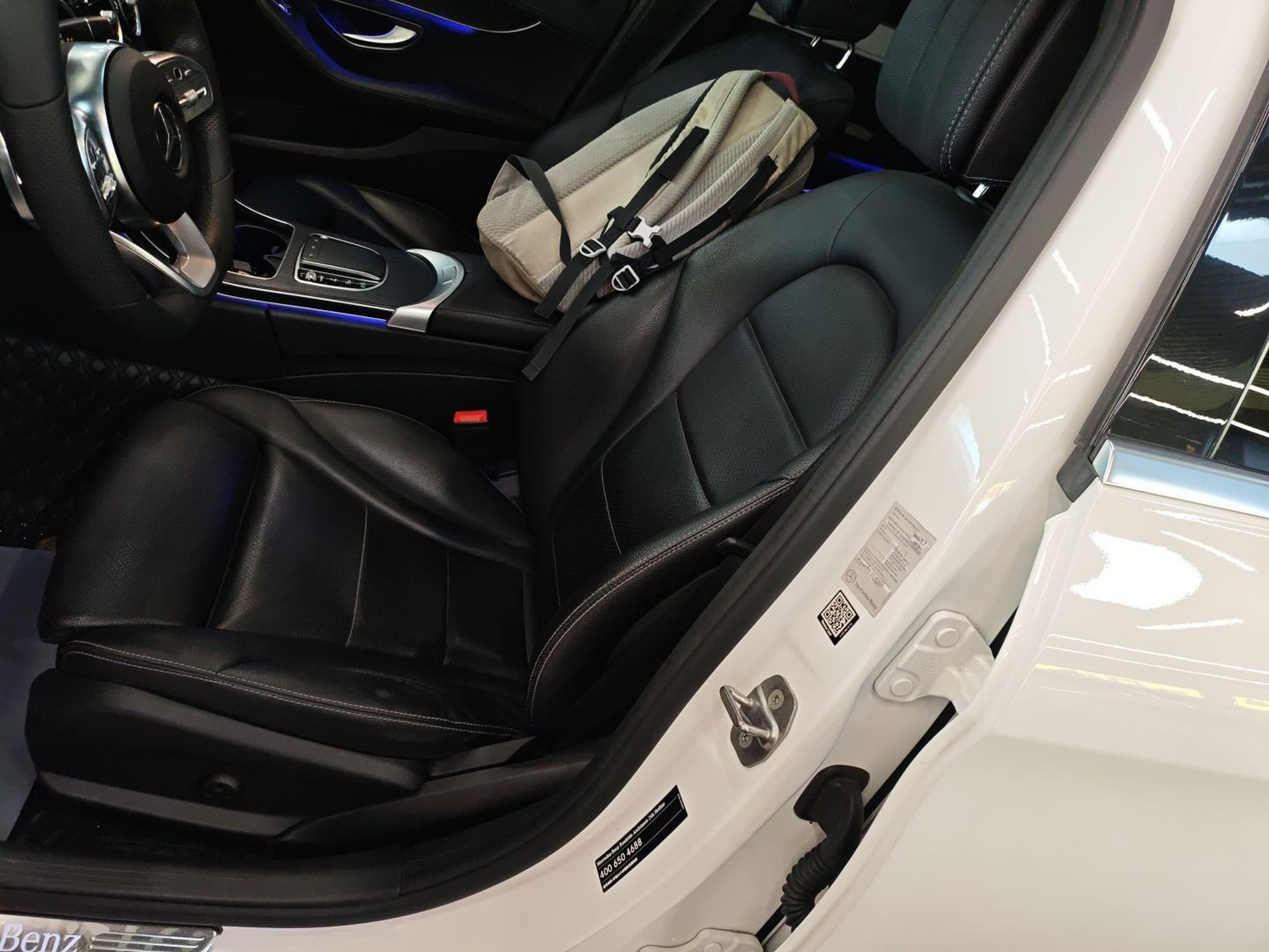 المقاعد الأمامية داخل السيارة