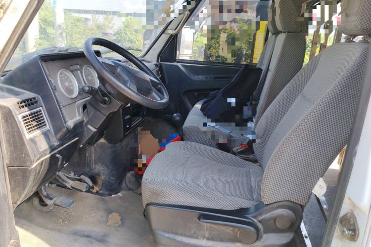 Used Iveco Daily 2021 2.5T A35 M1 Passenger Van 5-9 Seater Short Wheelbase Mid-Roof Design Dual Tires Side Sliding Door
