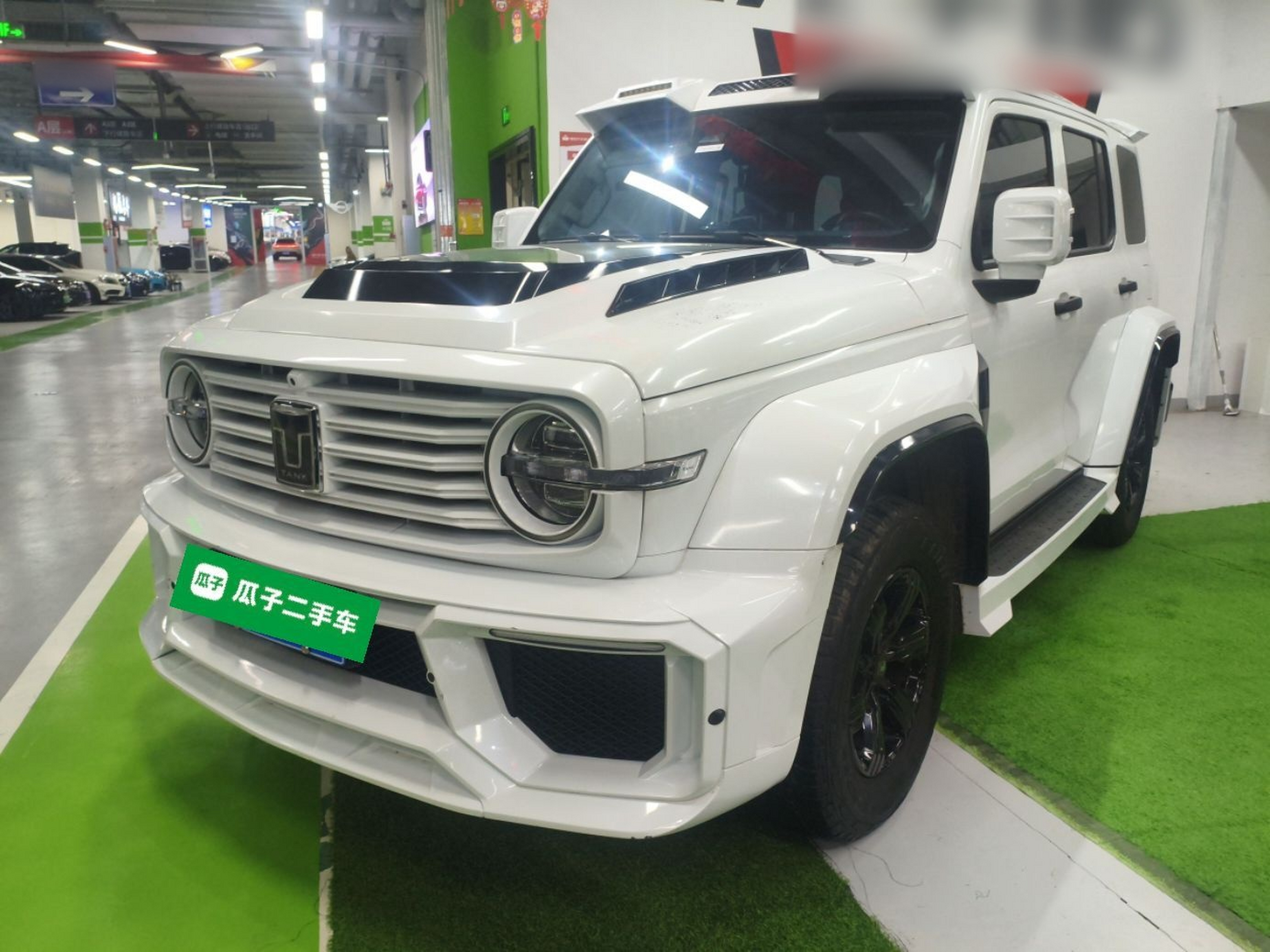 تحت مقدمة السيارة