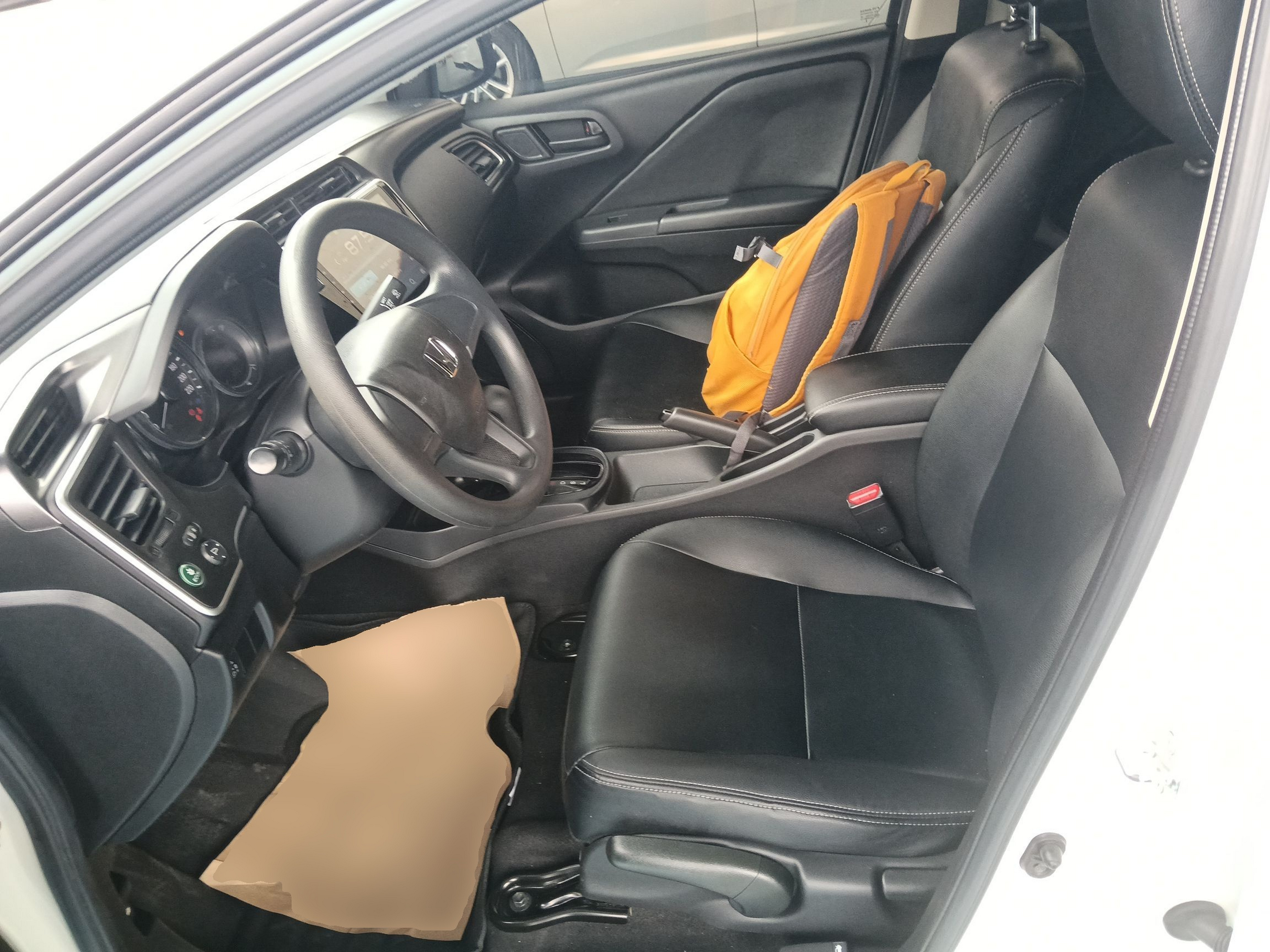 Переднее сиденье в автомобиле