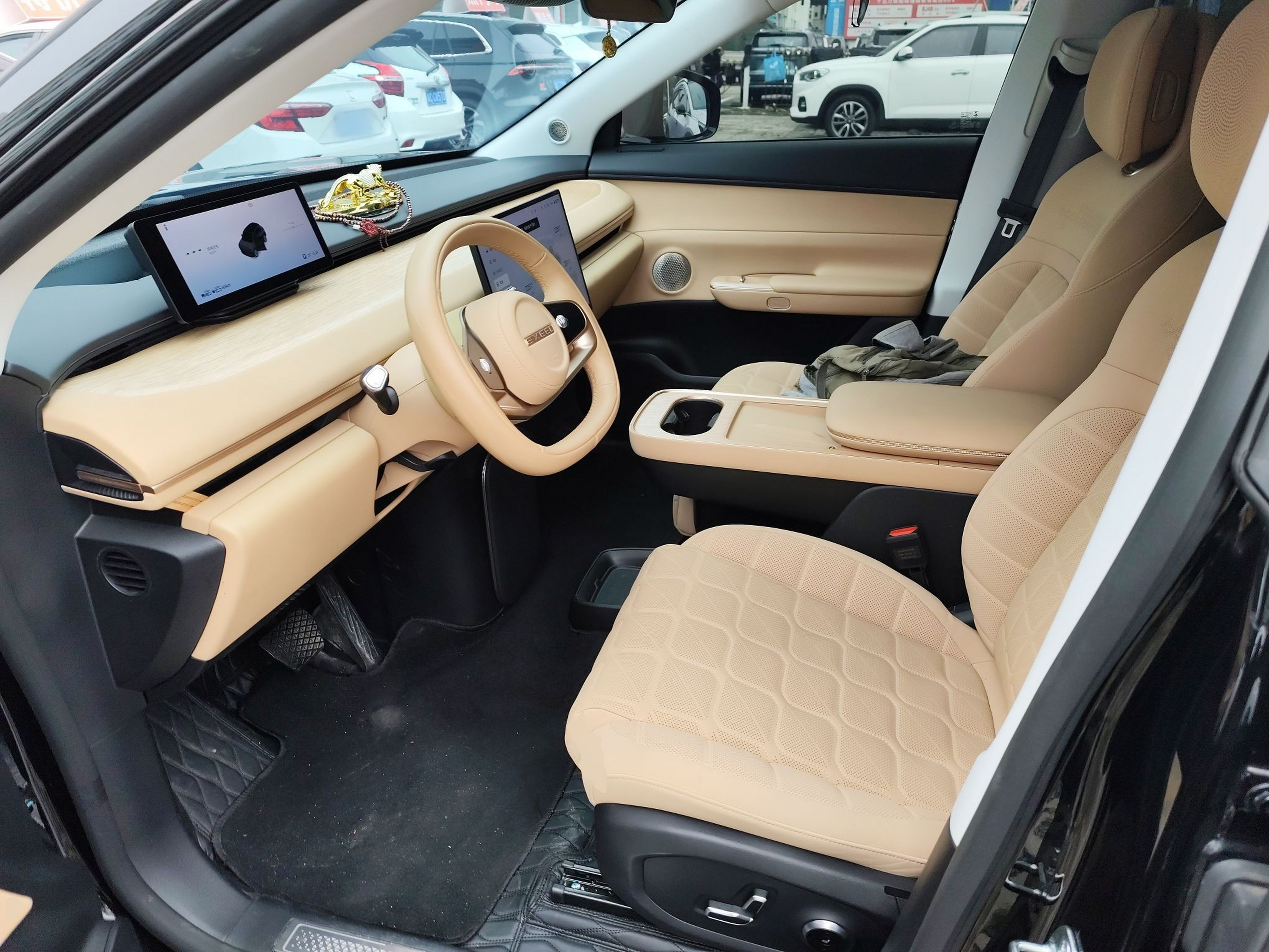 Переднее сиденье в автомобиле