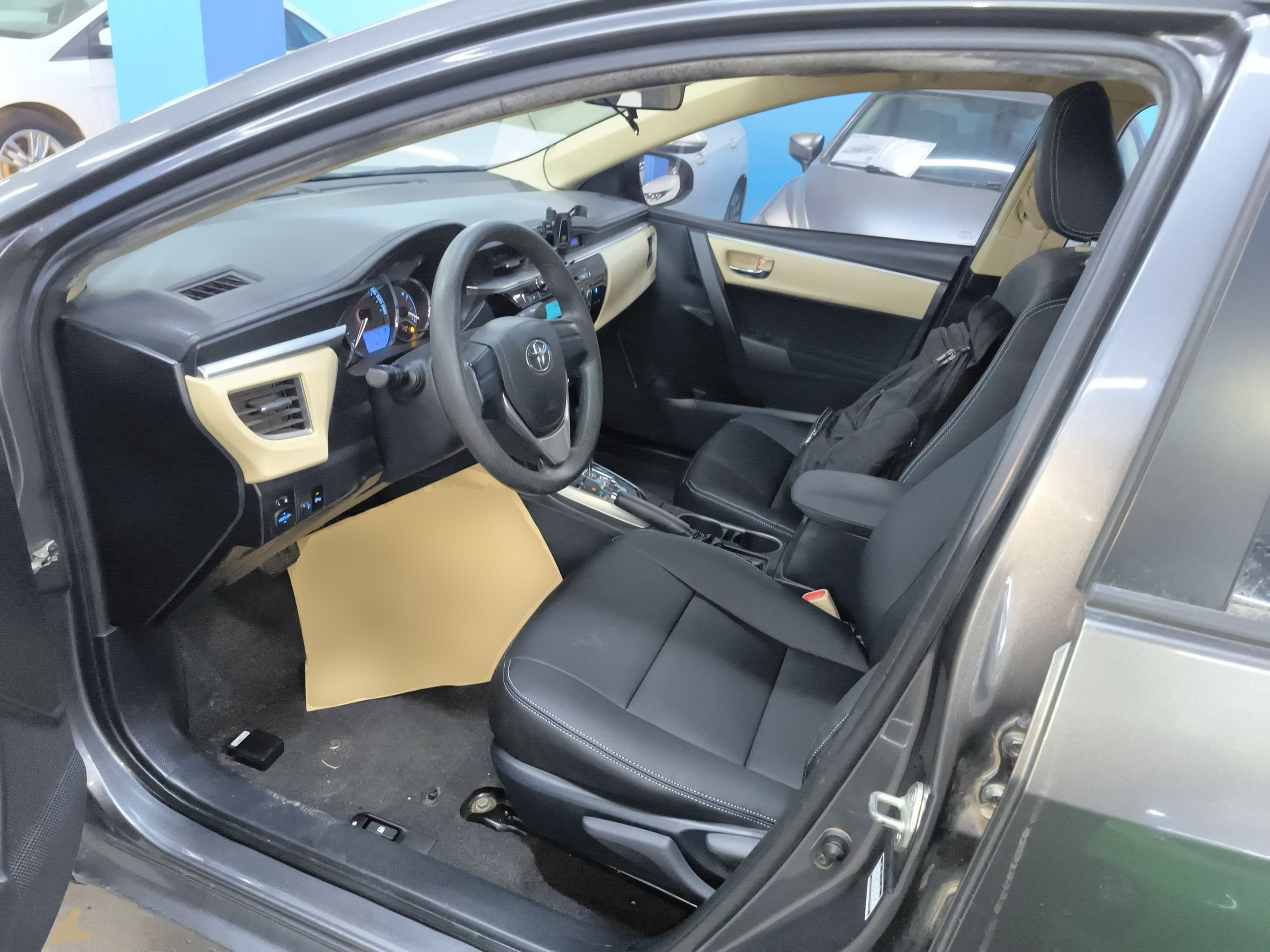 المقاعد الأمامية داخل السيارة