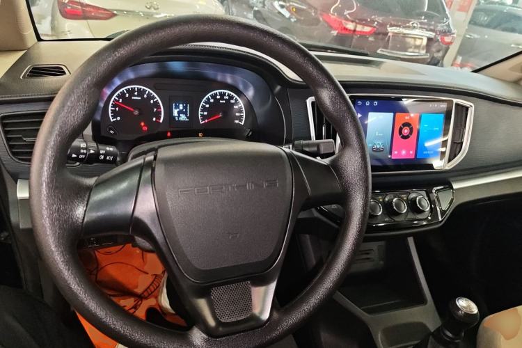 Used FORTHING Lingzhi 2022 M5 1.6L Practical Model 5 Seats
