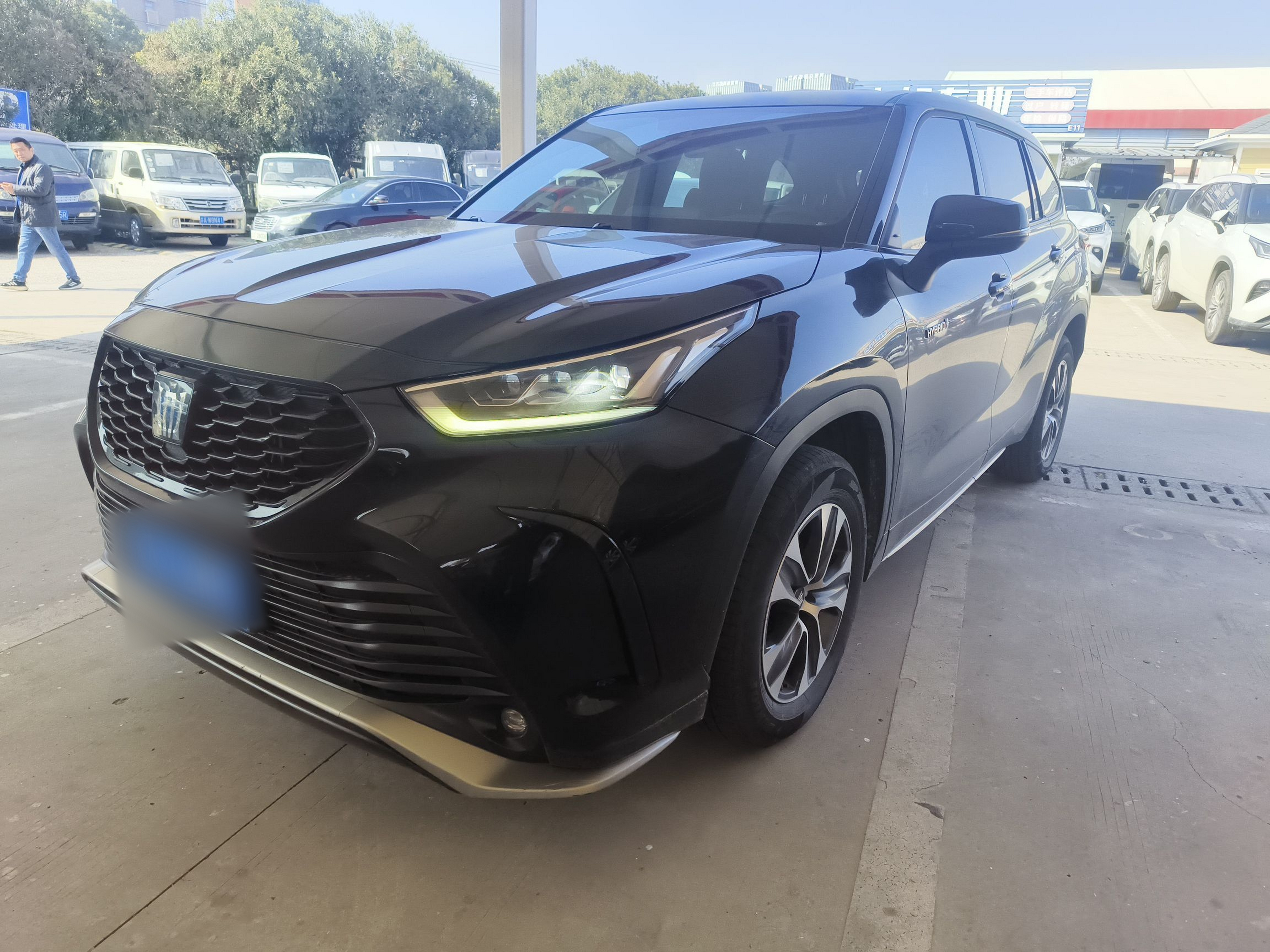 تحت مقدمة السيارة