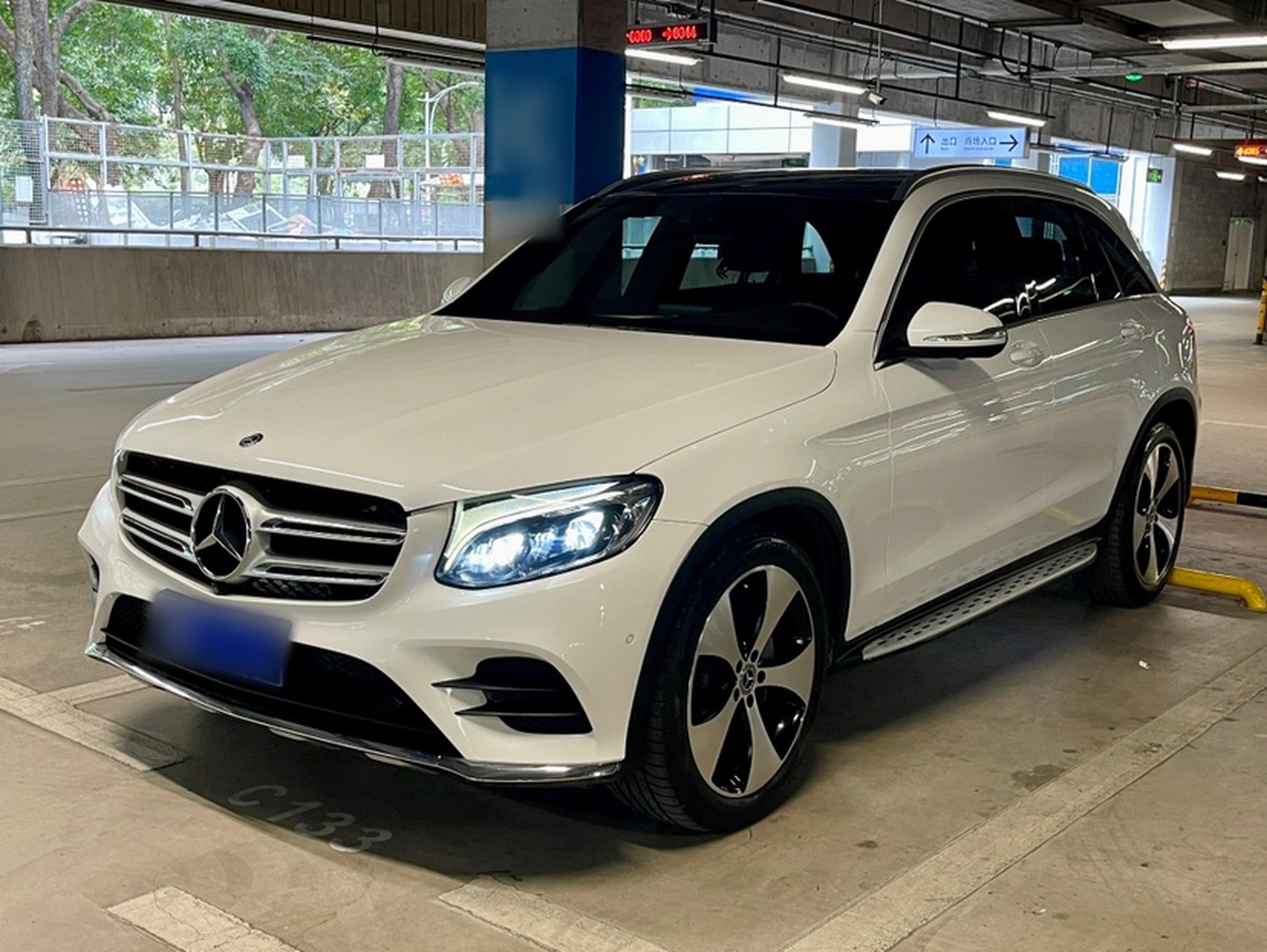 Под передней частью автомобиля