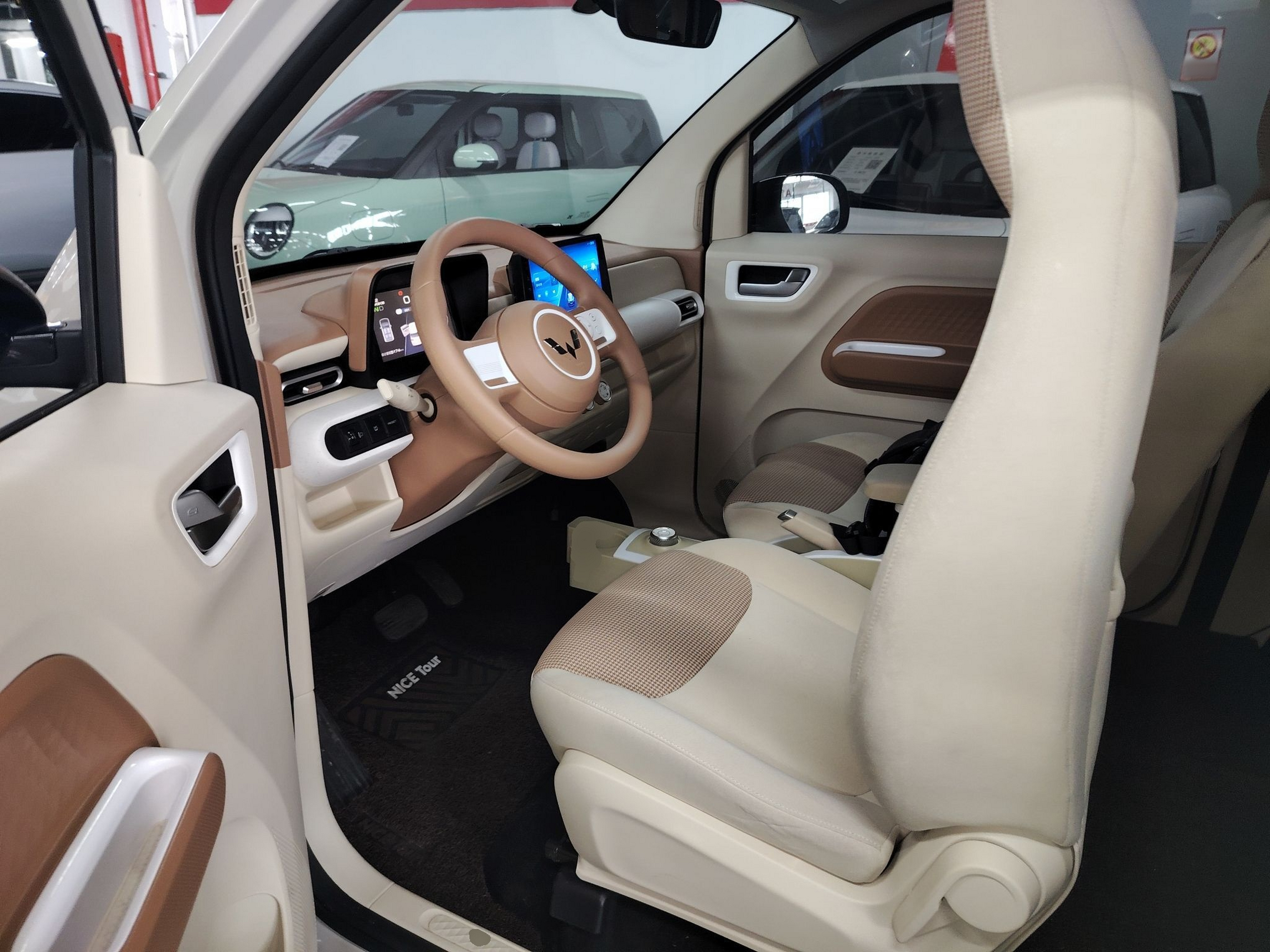 المقاعد الأمامية داخل السيارة