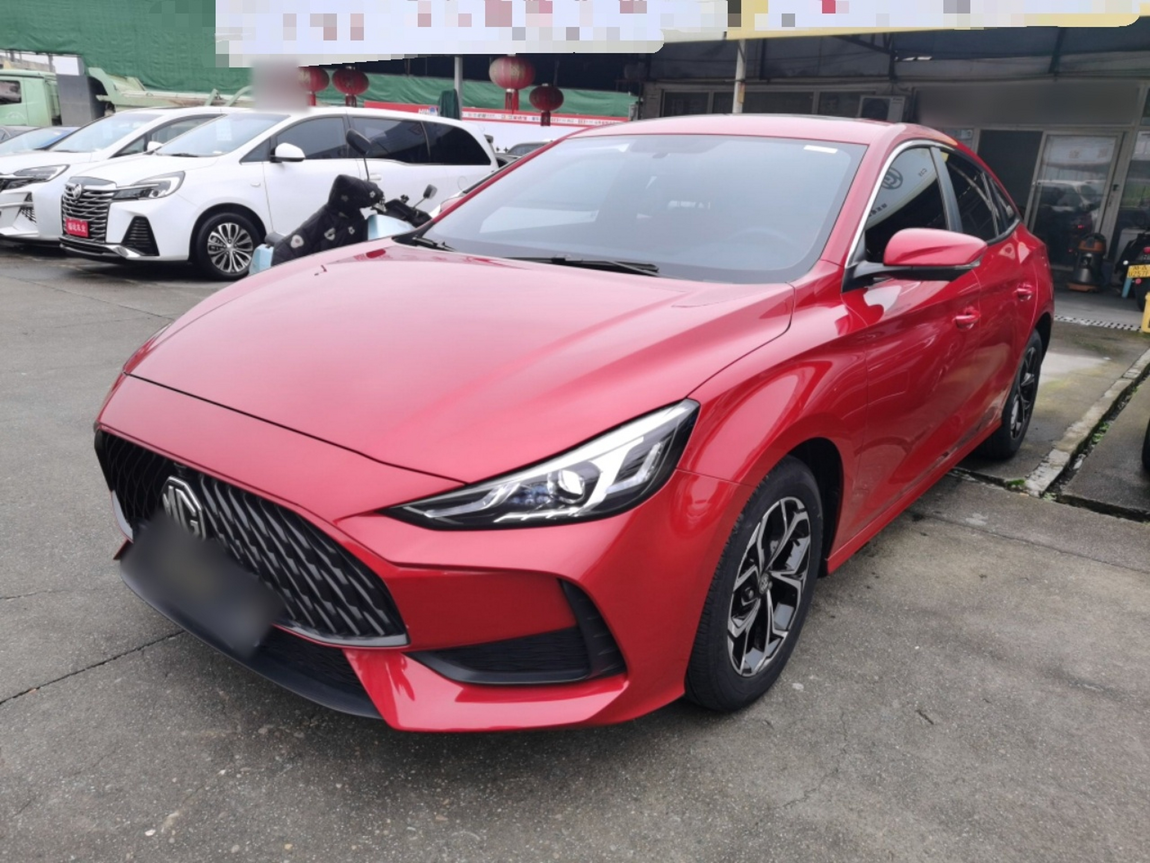 تحت مقدمة السيارة