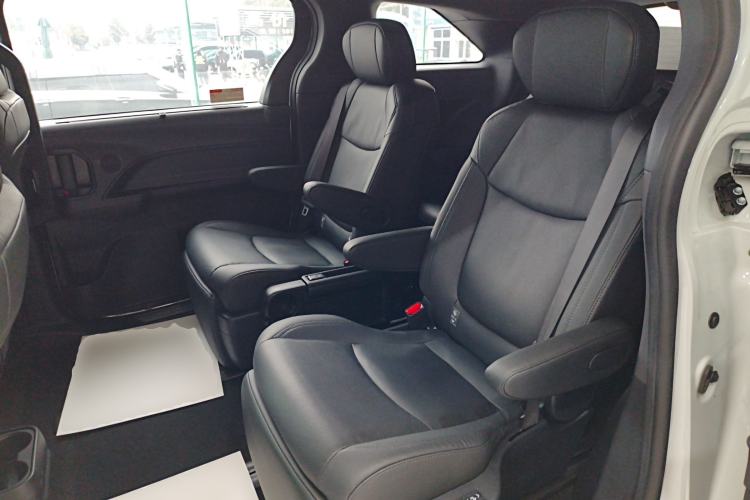 Used Toyota Sienna 2023 2.5L Hybrid Deluxe Edition
