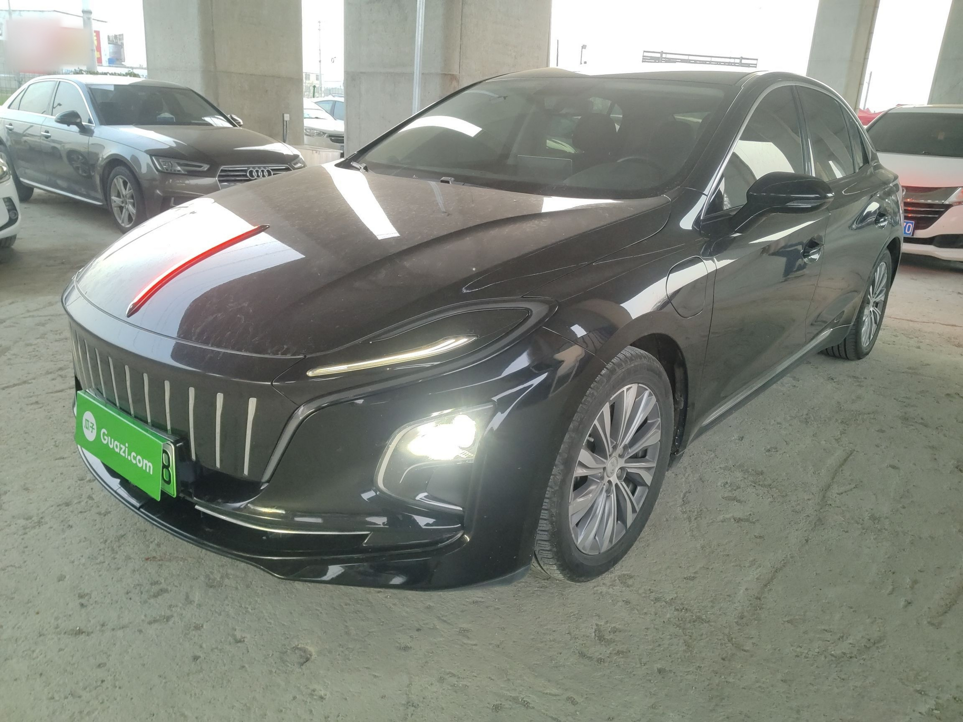 Под передней частью автомобиля