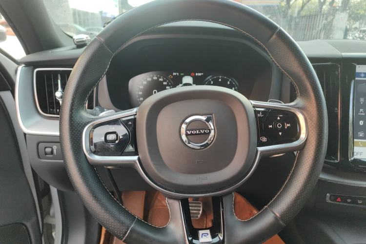 Used Volvo XC60 2019 T5 4x4 Smart & Dynamic Sport Edition China VI Standard