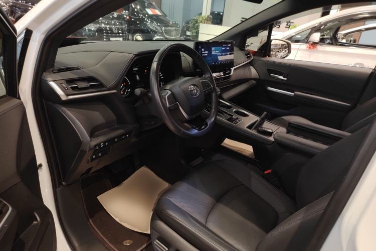 Used Toyota Sienna 2023 2.5L Hybrid Deluxe Edition
