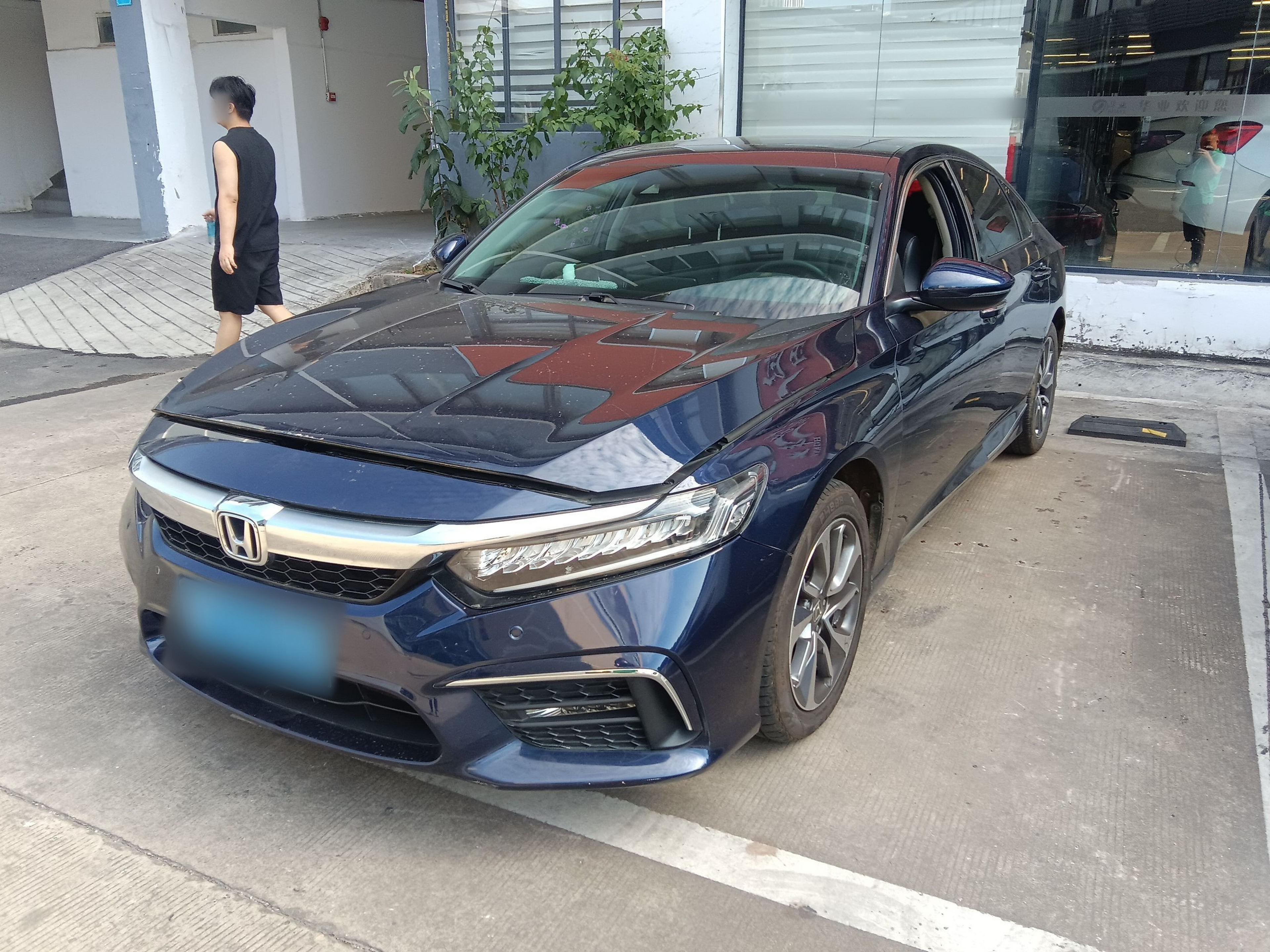 Под передней частью автомобиля