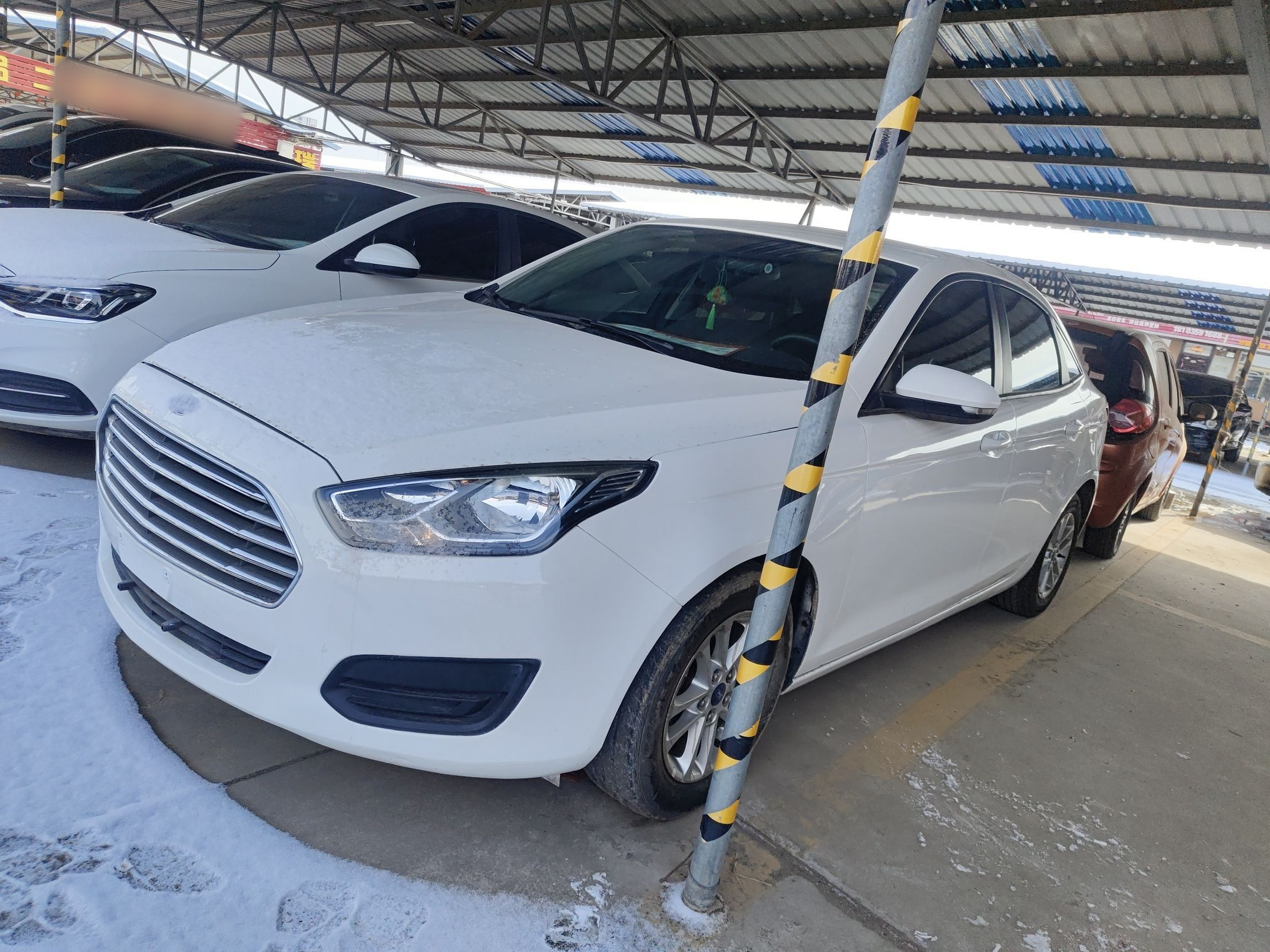 تحت مقدمة السيارة