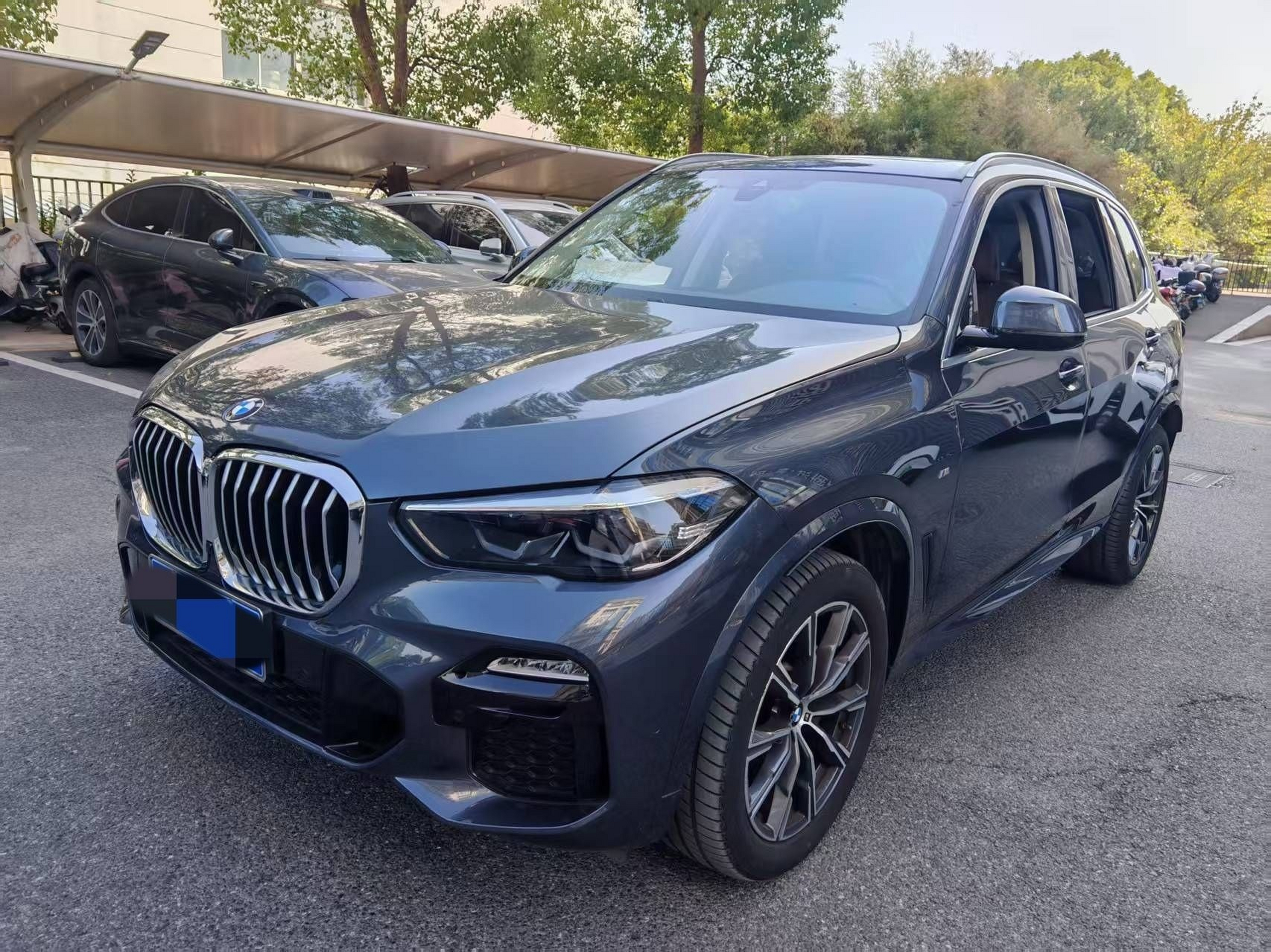 Под передней частью автомобиля