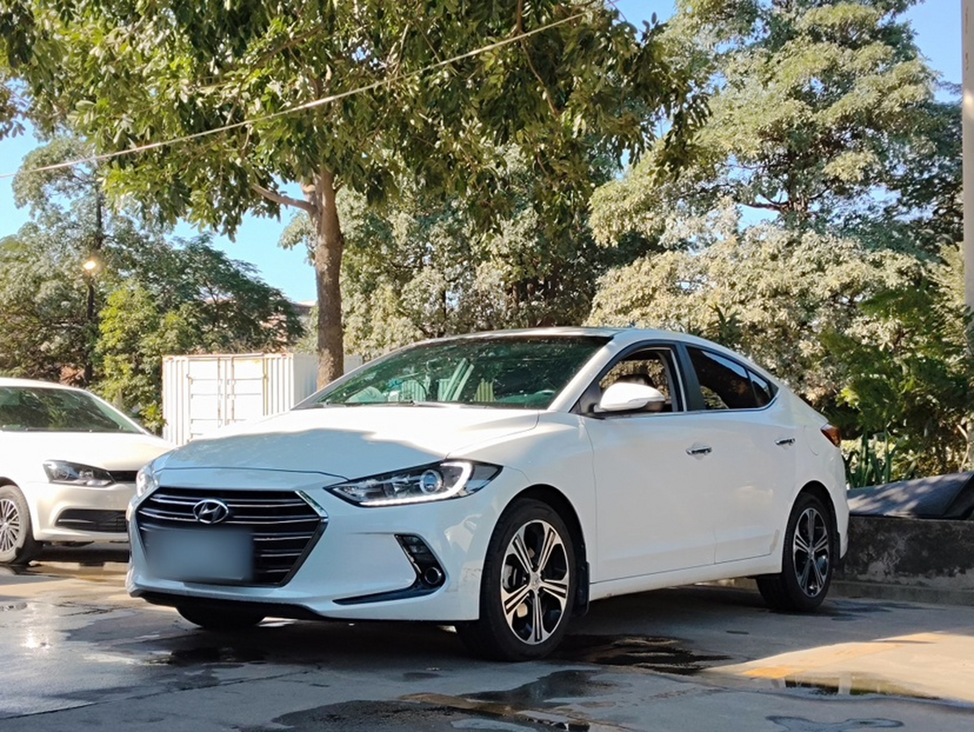 تحت مقدمة السيارة