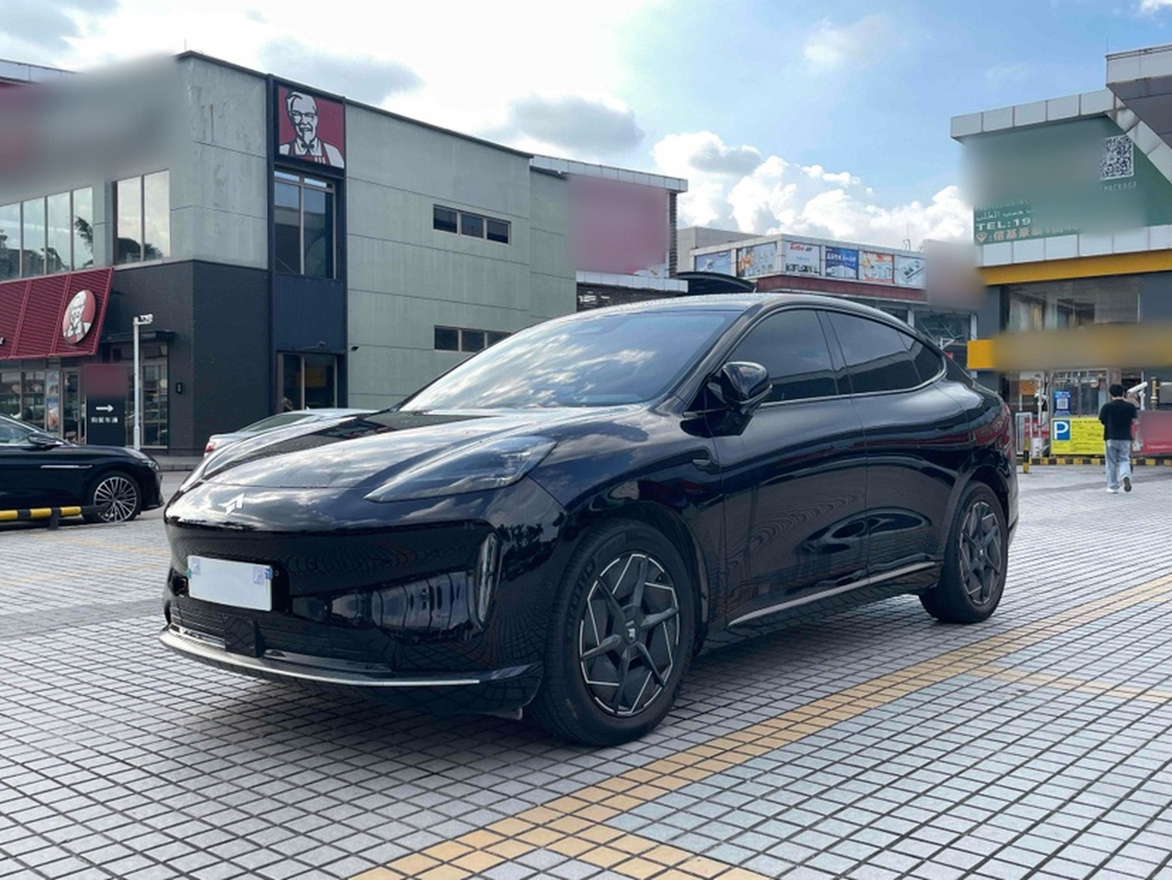 Под передней частью автомобиля