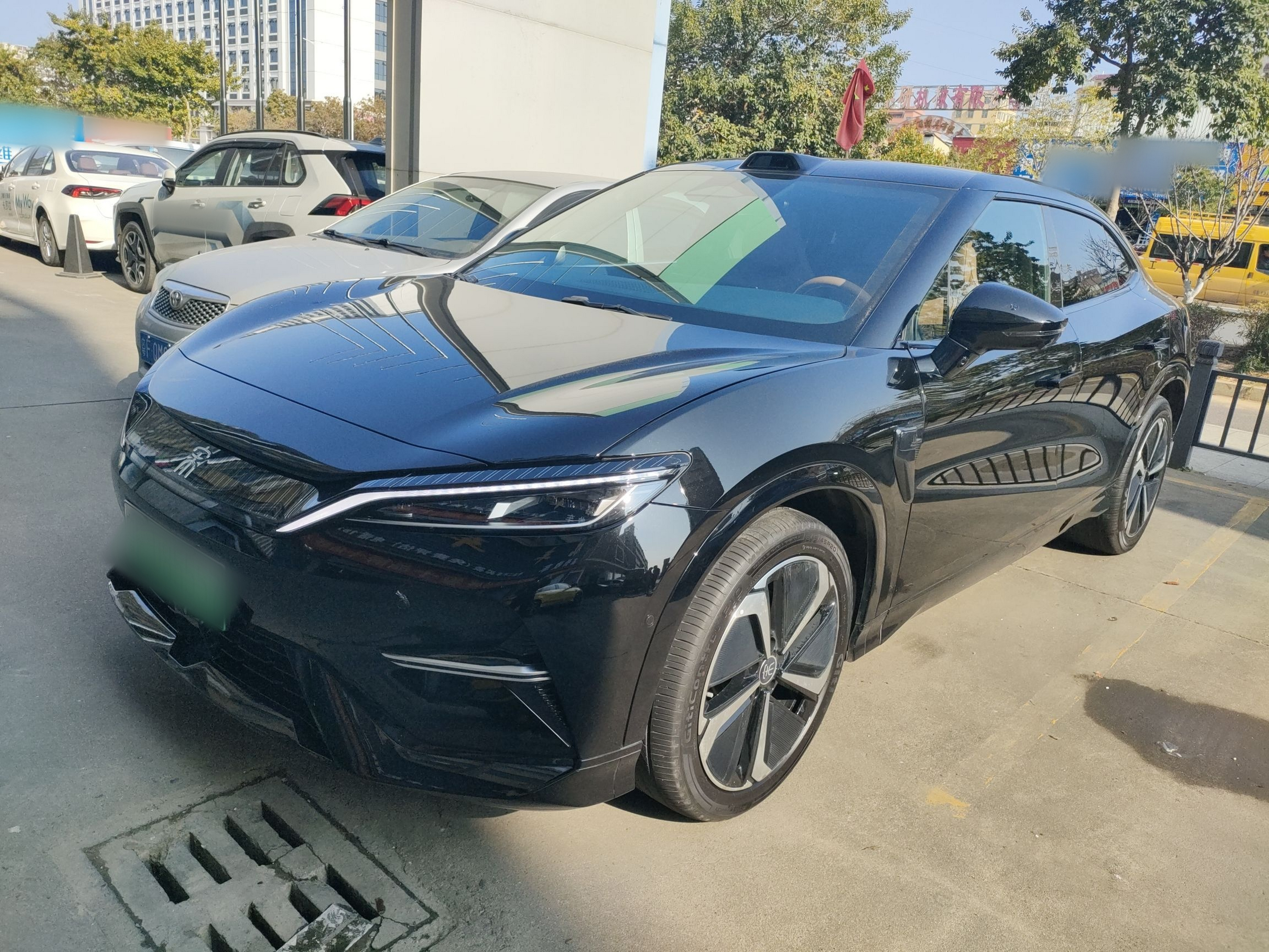 Под передней частью автомобиля