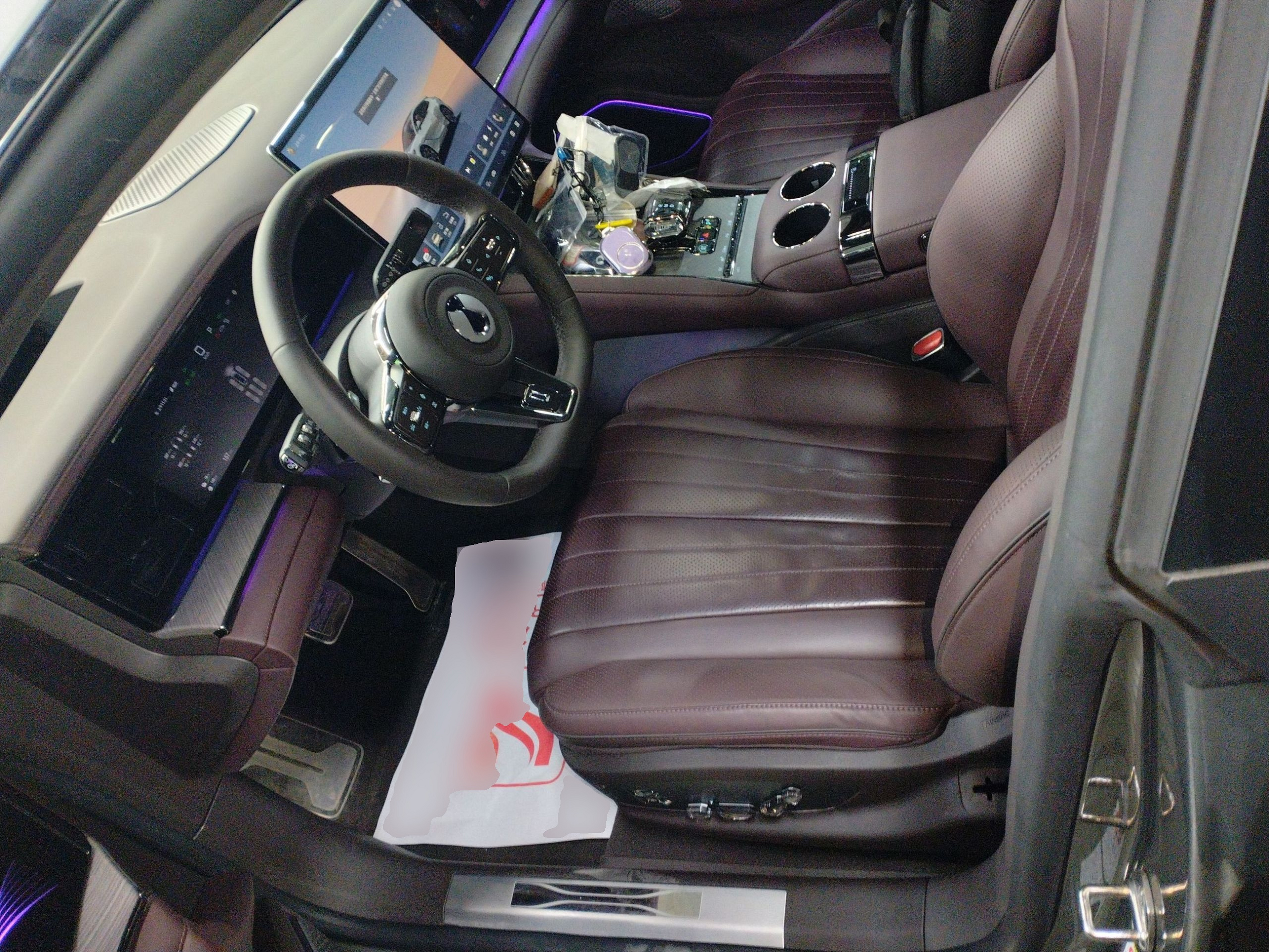 المقاعد الأمامية داخل السيارة