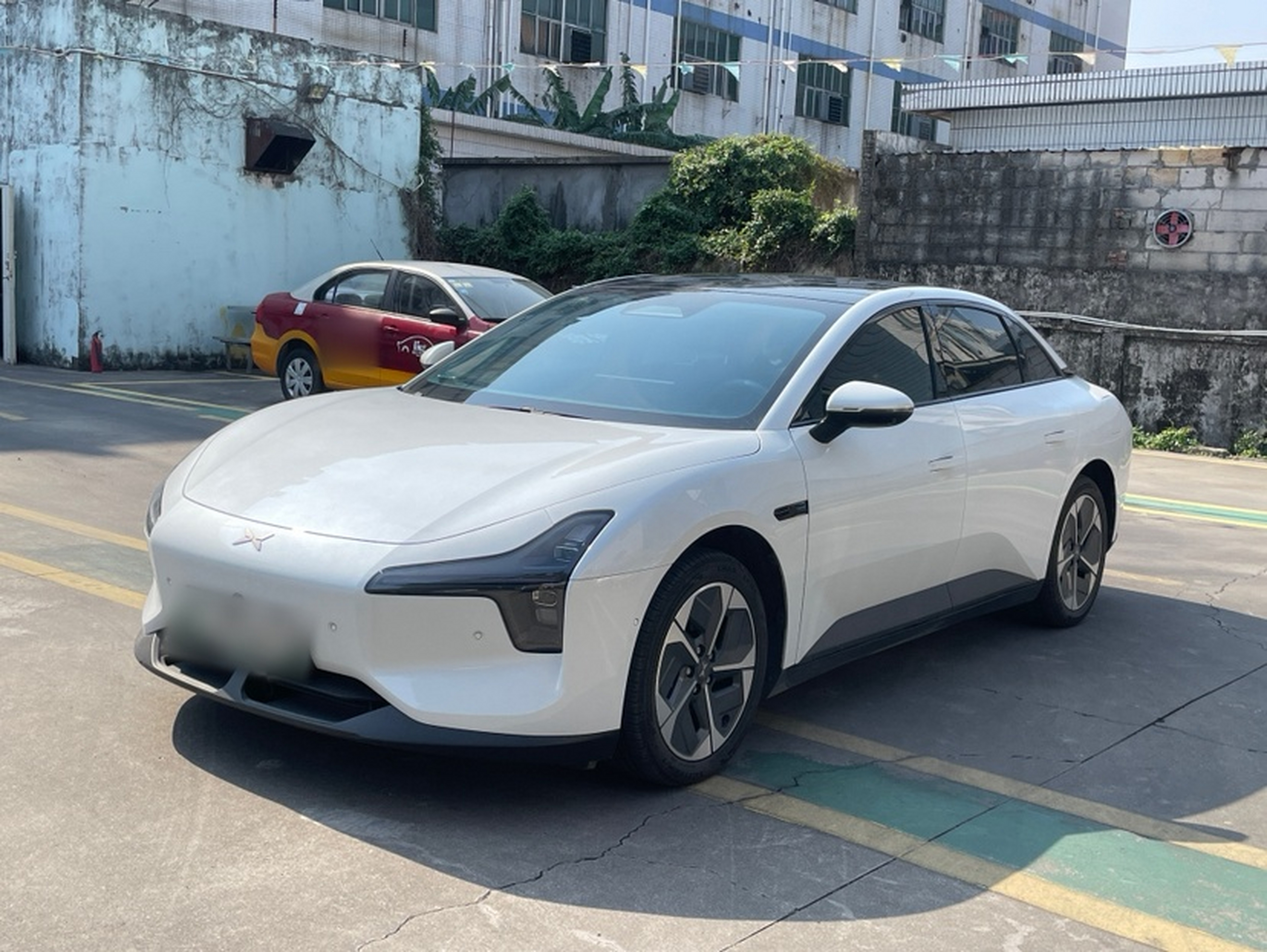 تحت مقدمة السيارة