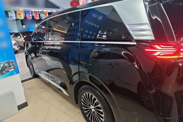 Used Denza D9 2025 DM-i Smart Drive 1020 Four-Wheel Drive Deluxe Model
