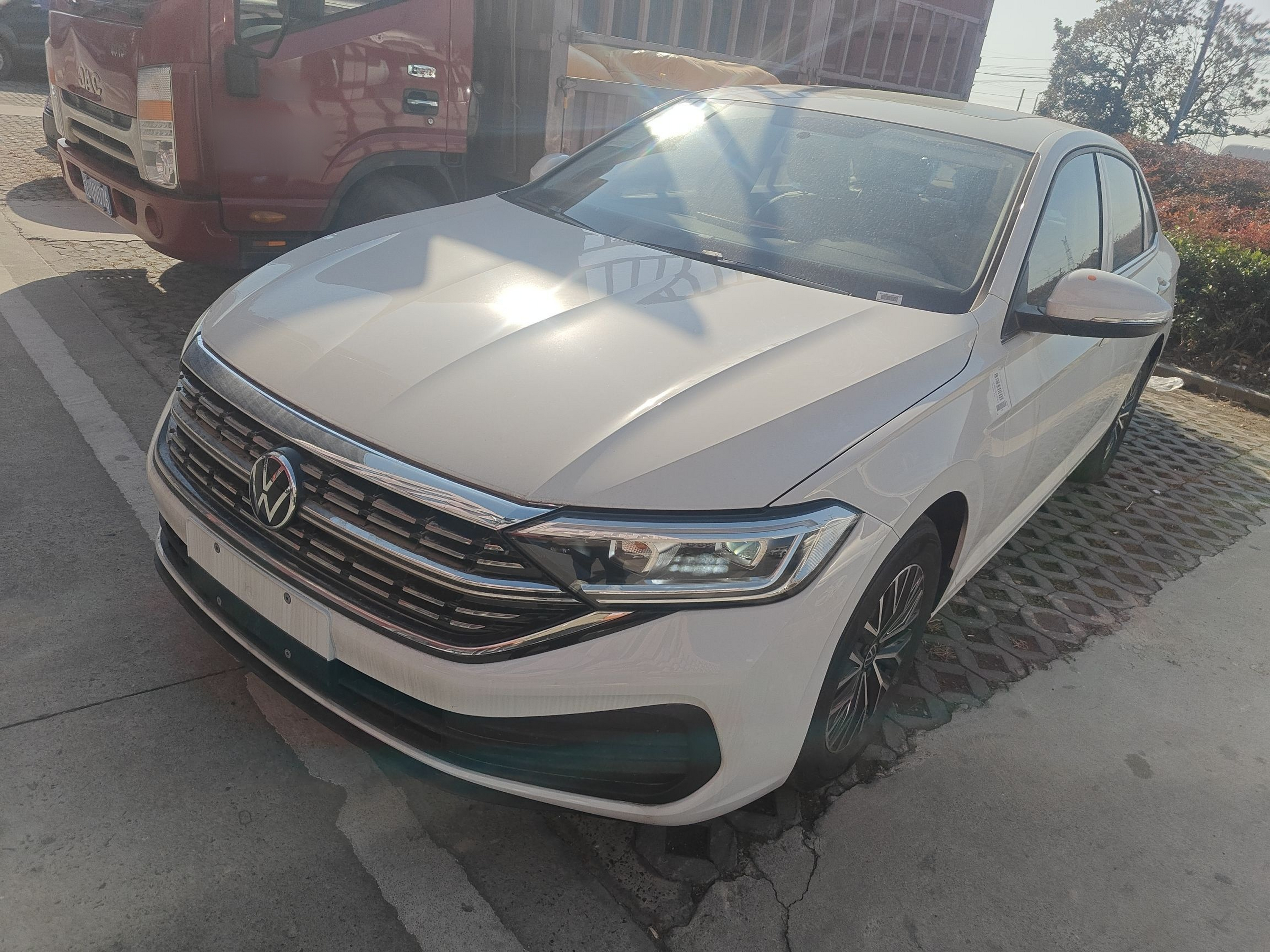 Под передней частью автомобиля