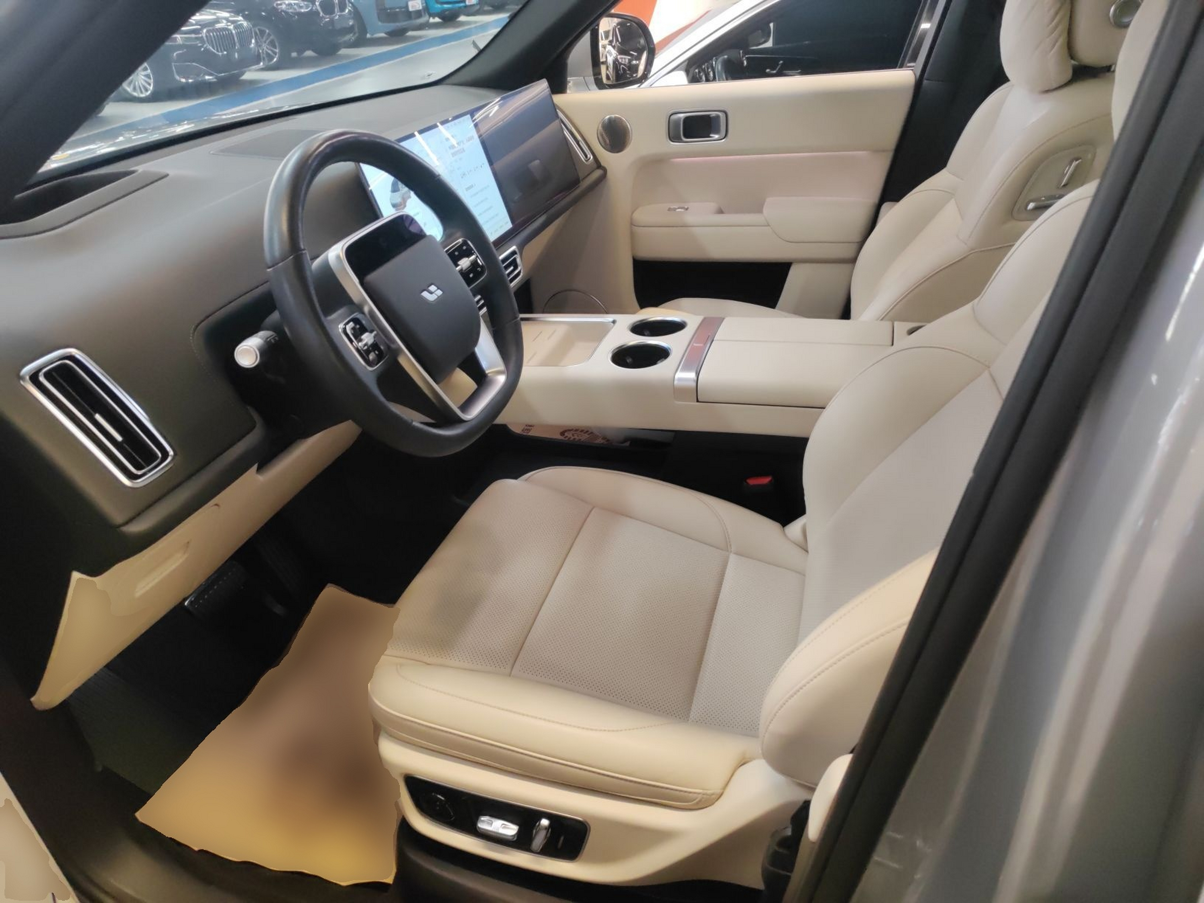 Переднее сиденье в автомобиле