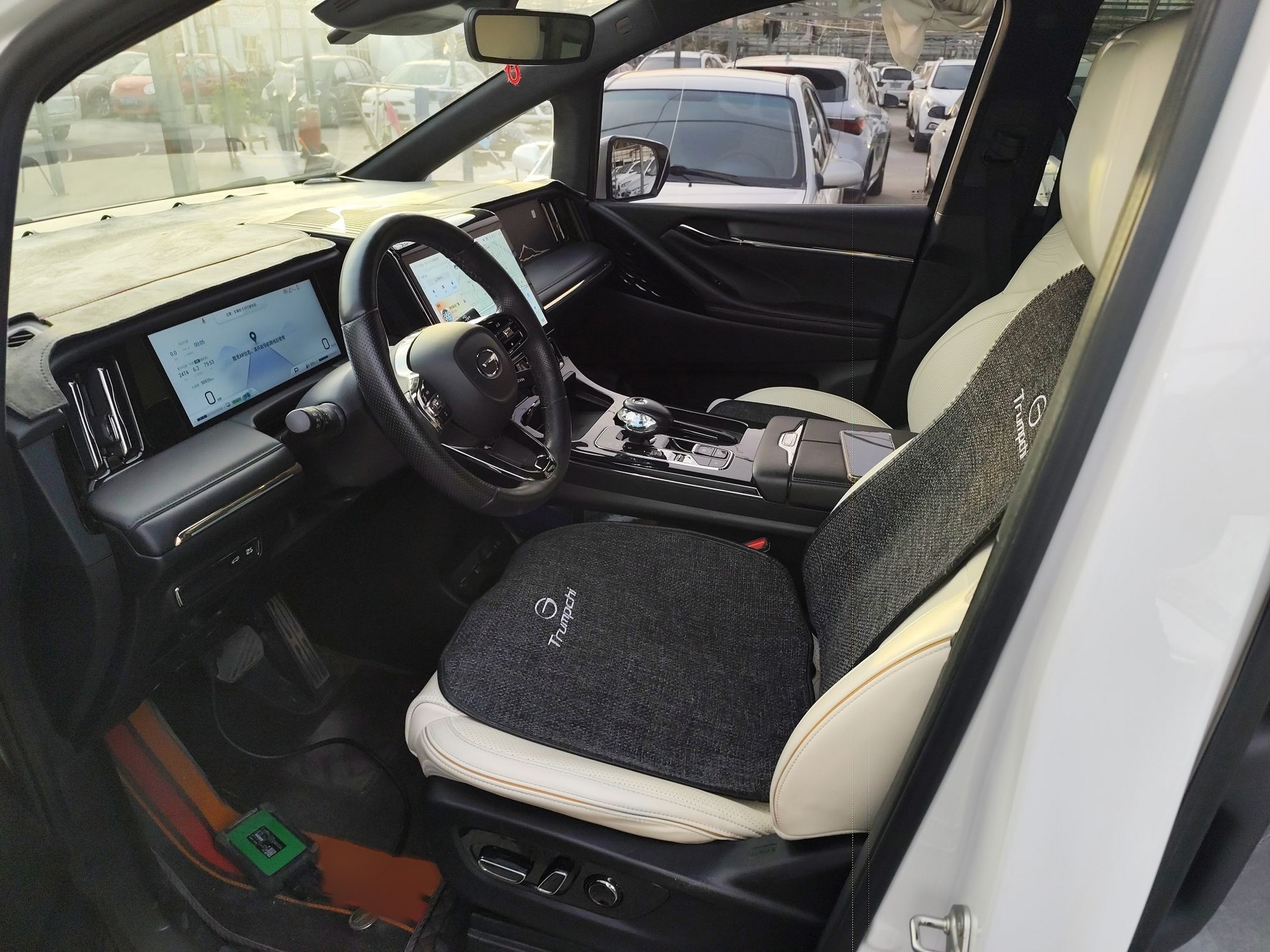 المقاعد الأمامية داخل السيارة