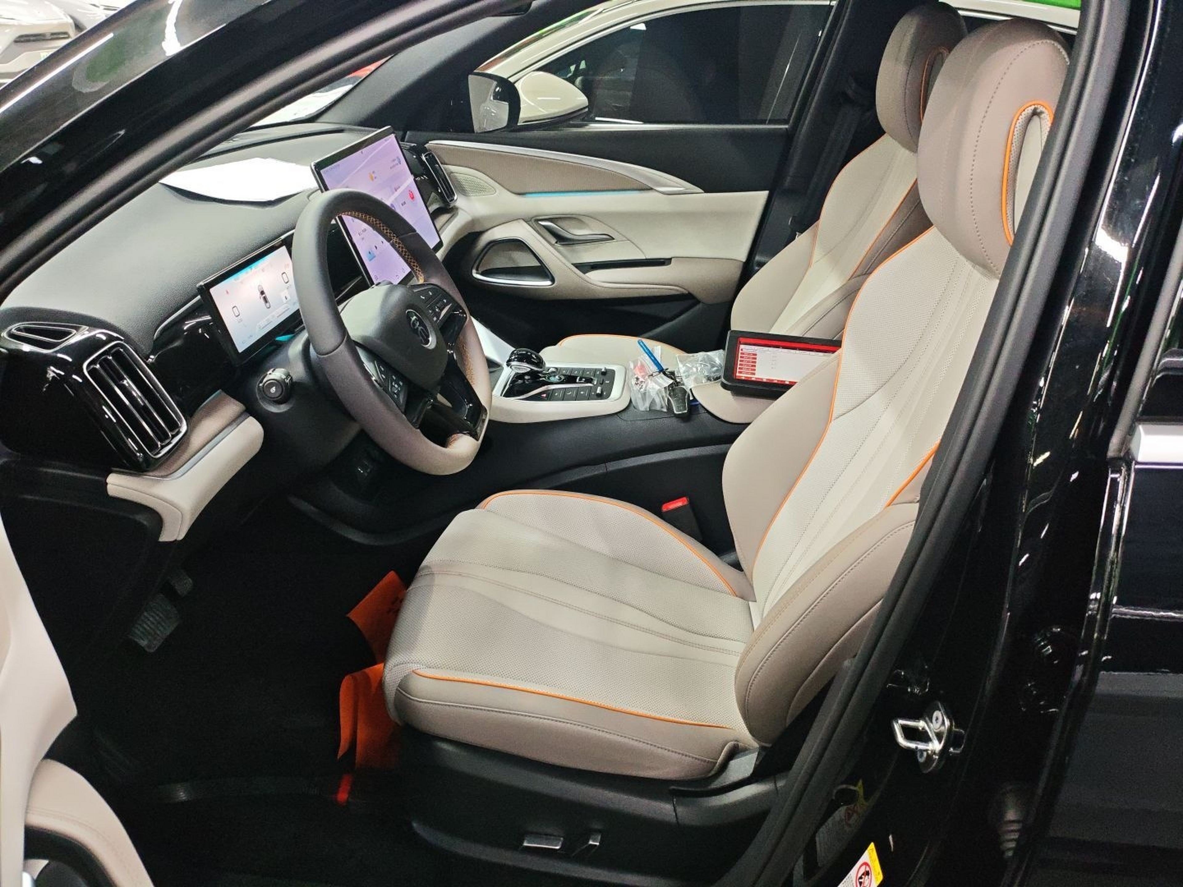 المقاعد الأمامية داخل السيارة