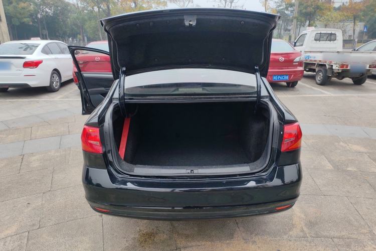 Used Volkswagen Bora 2016 1.6L Manual Fashion Edition
