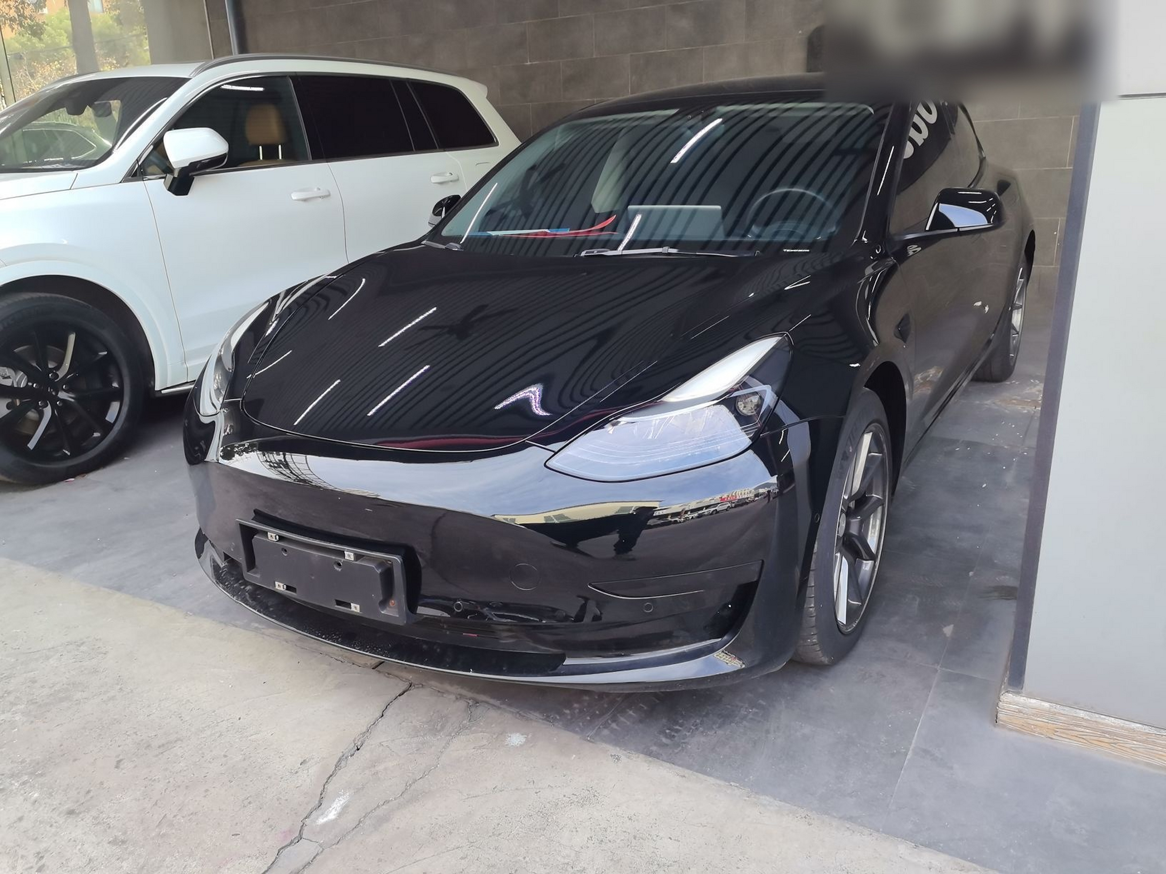 Под передней частью автомобиля