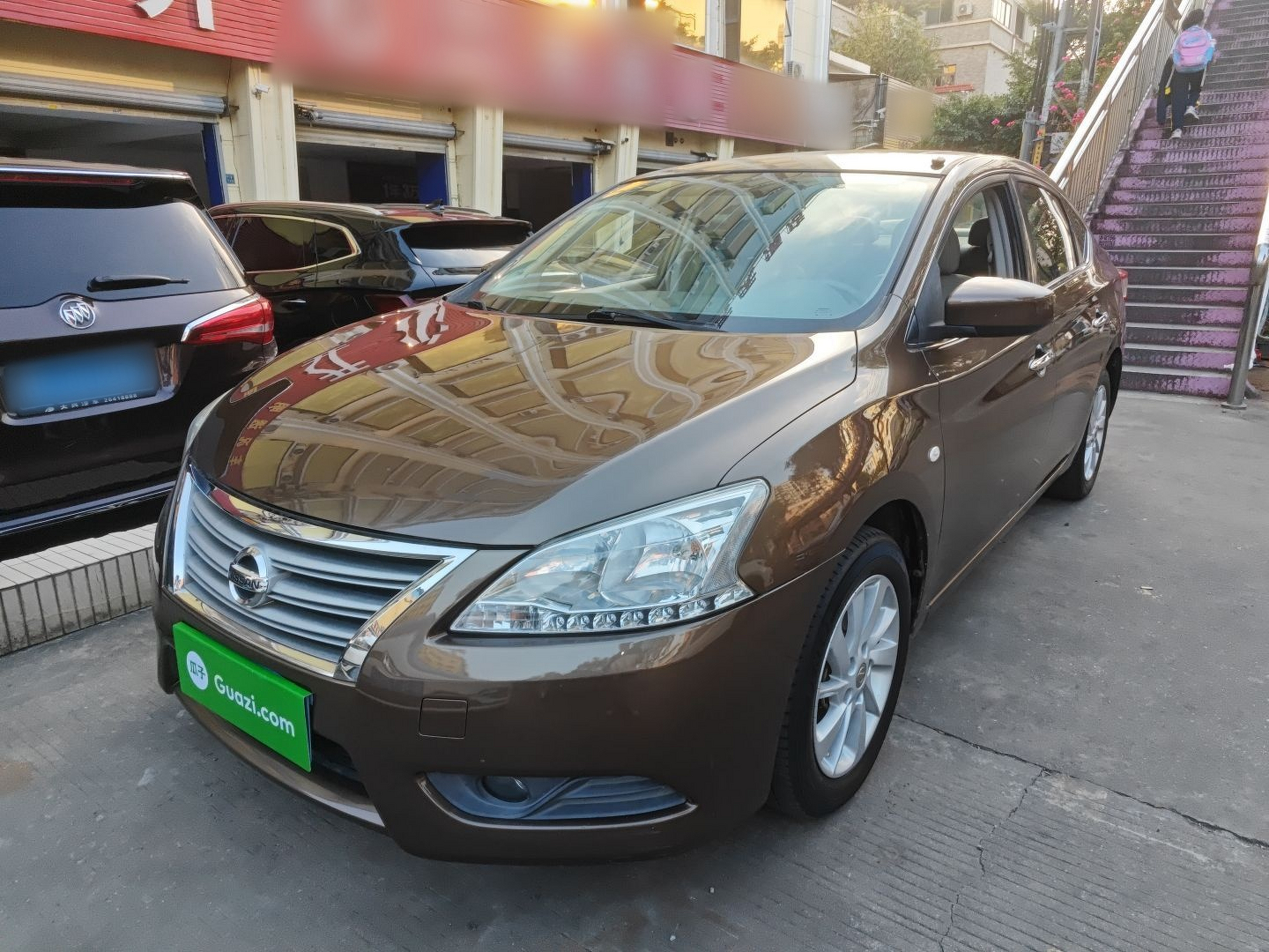 تحت مقدمة السيارة