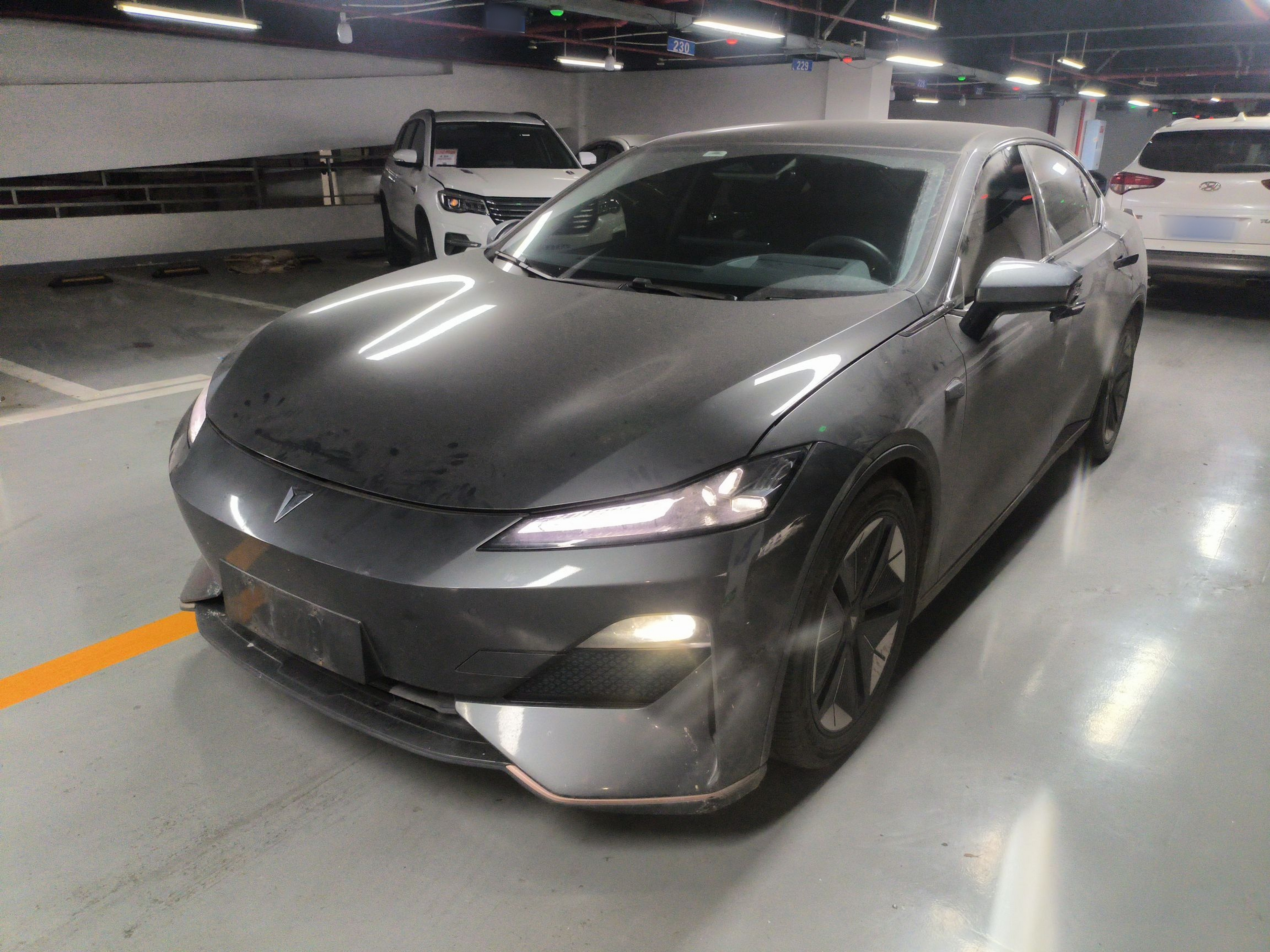 Под передней частью автомобиля