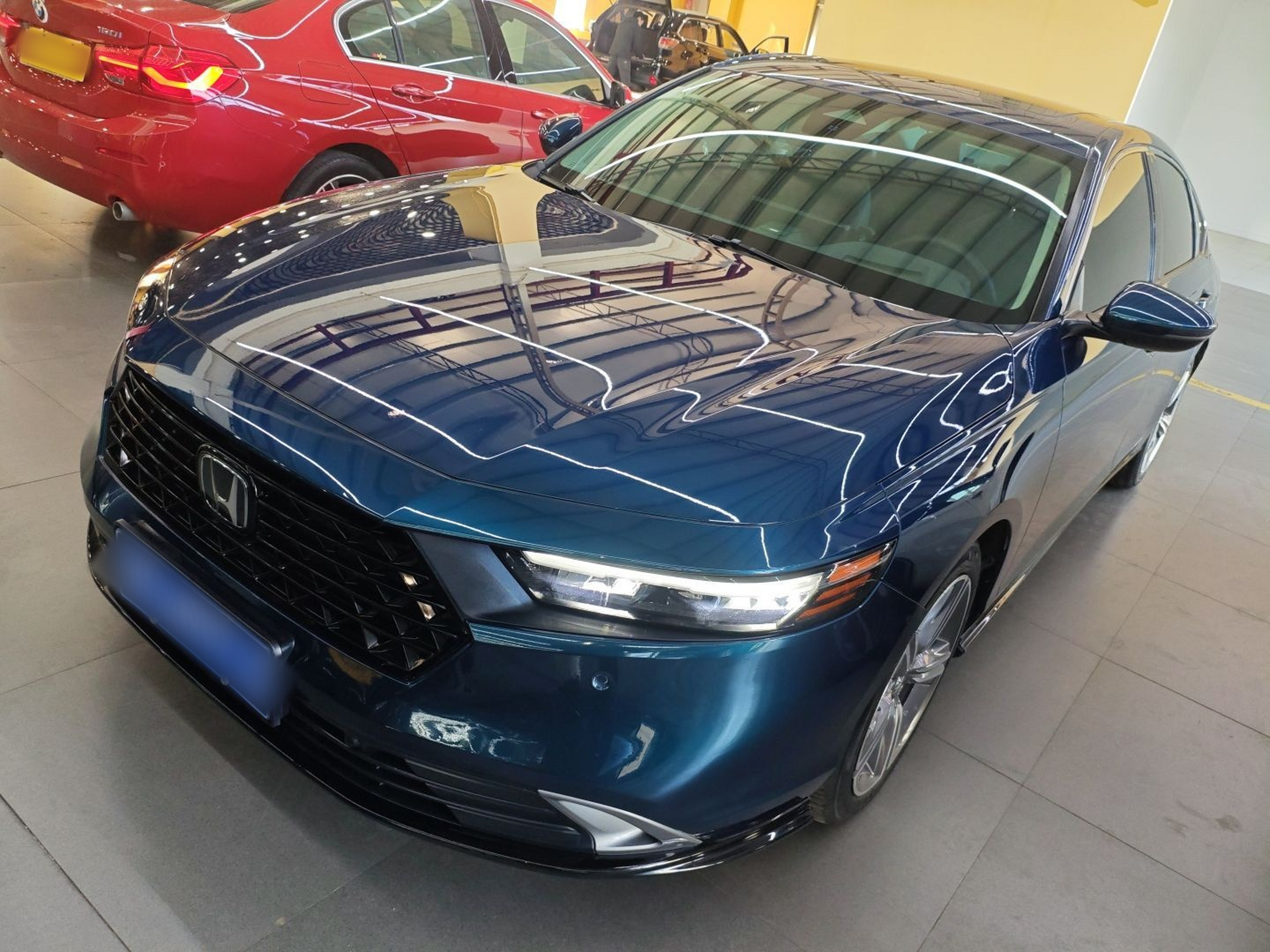 Под передней частью автомобиля