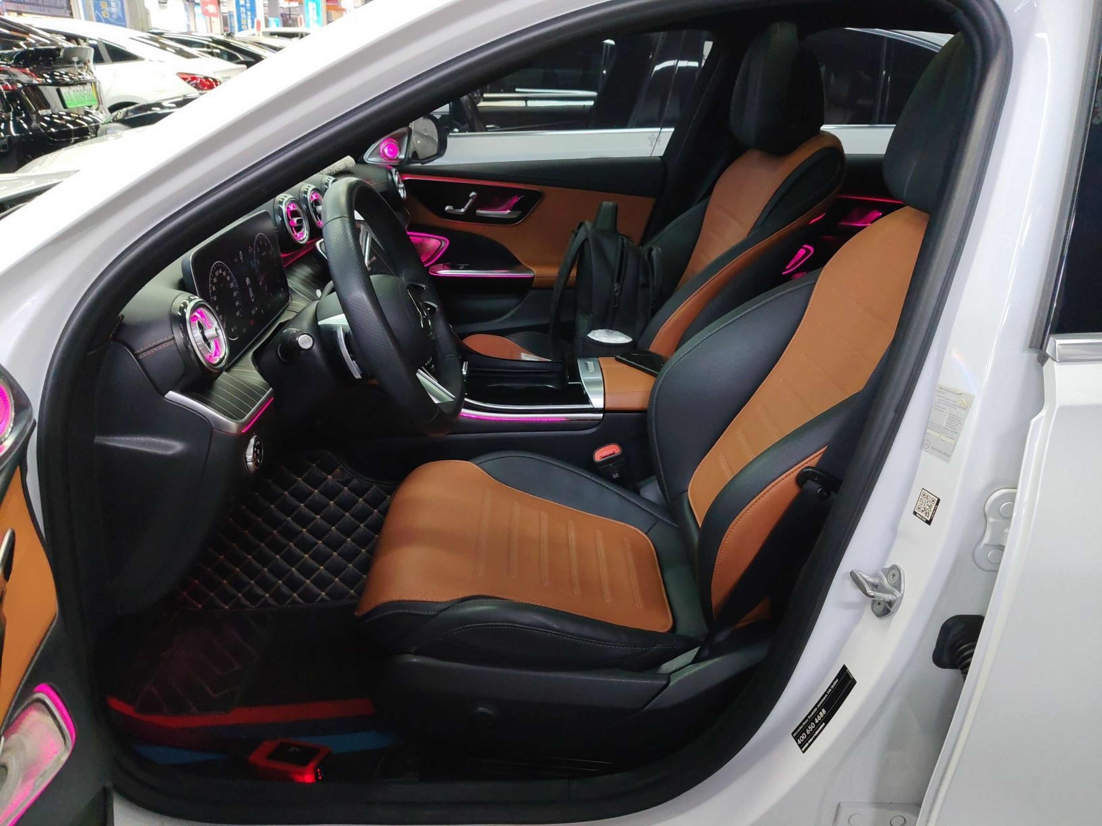 المقاعد الأمامية داخل السيارة