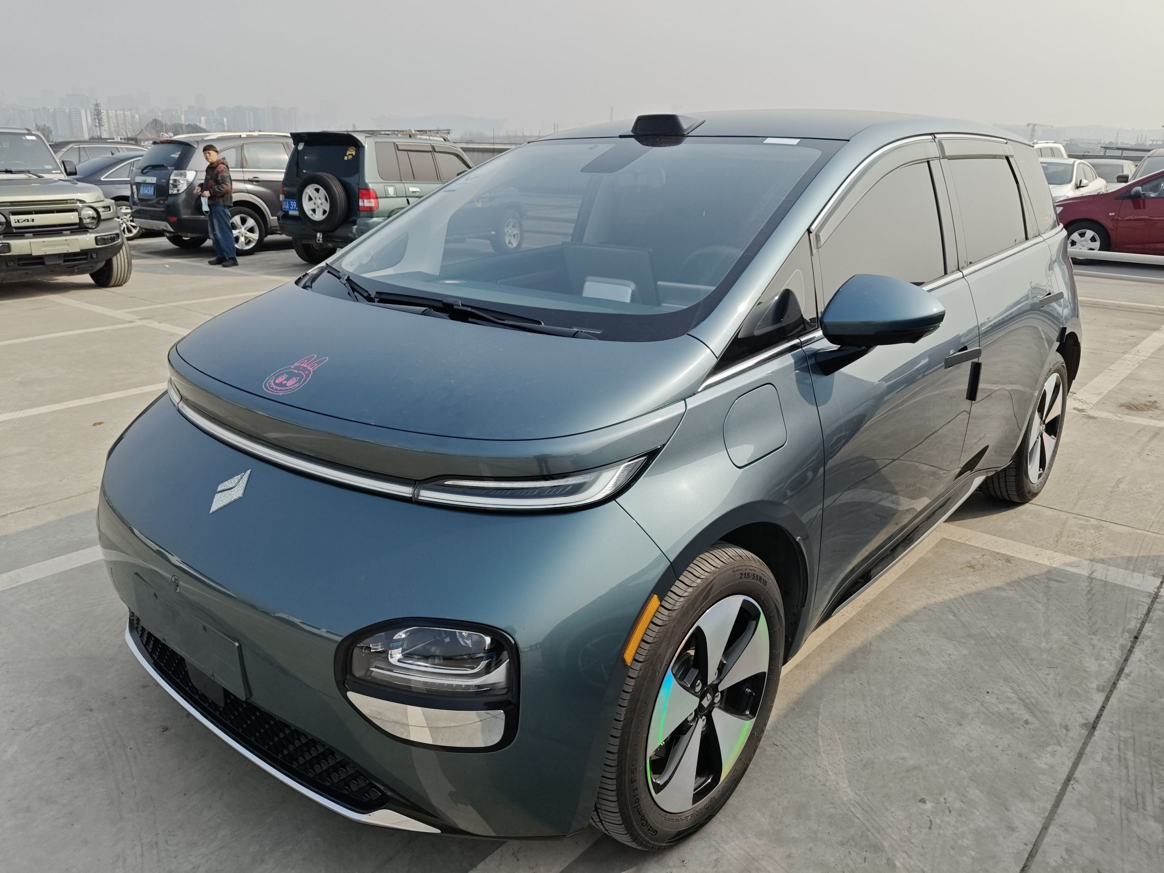 Под передней частью автомобиля