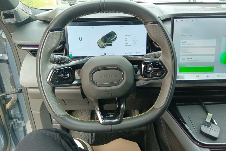 Used Lynk & Co 08 EM-P 2025 220 km All-Wheel-Drive Performance Halo
