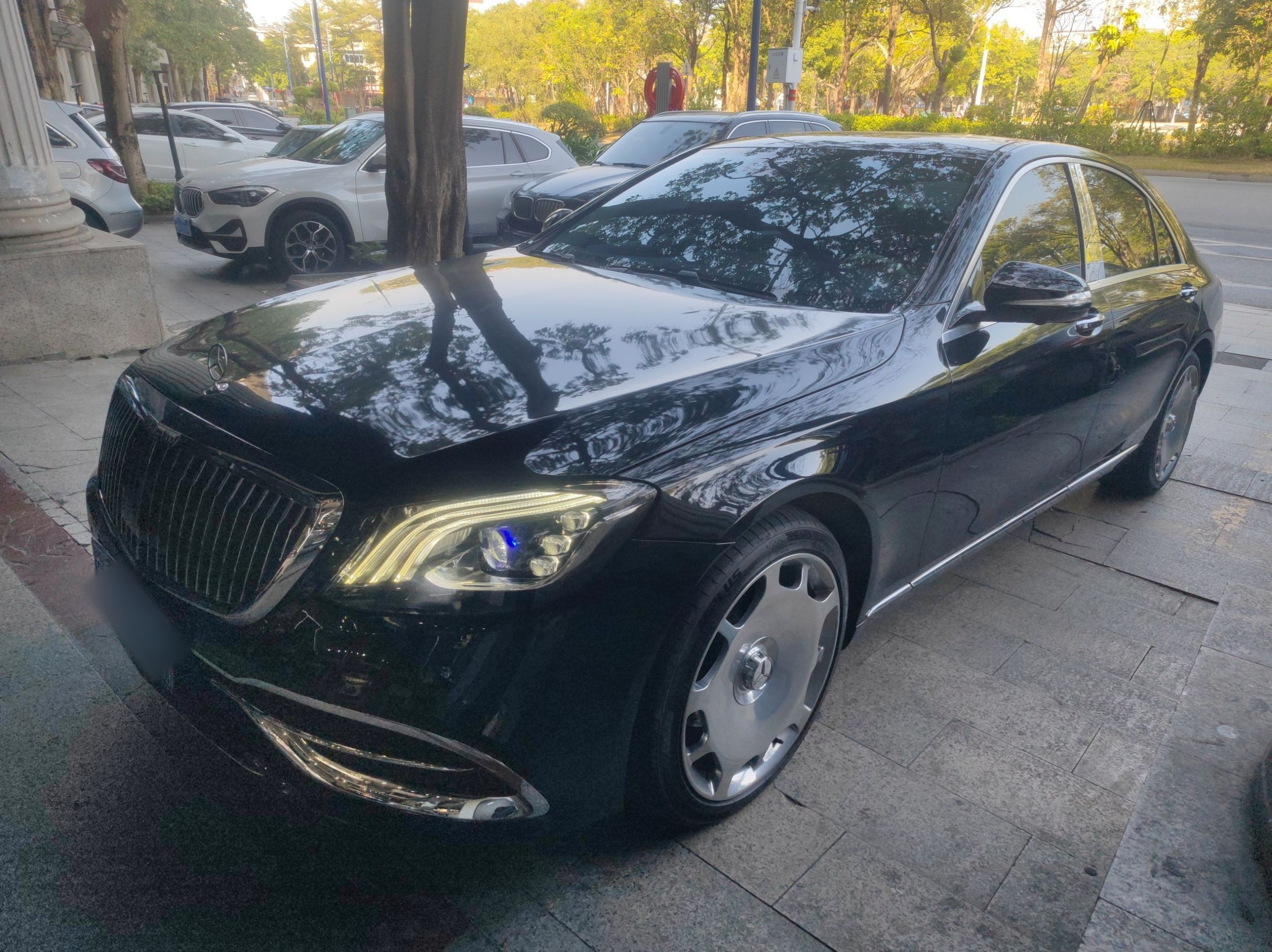 Под передней частью автомобиля