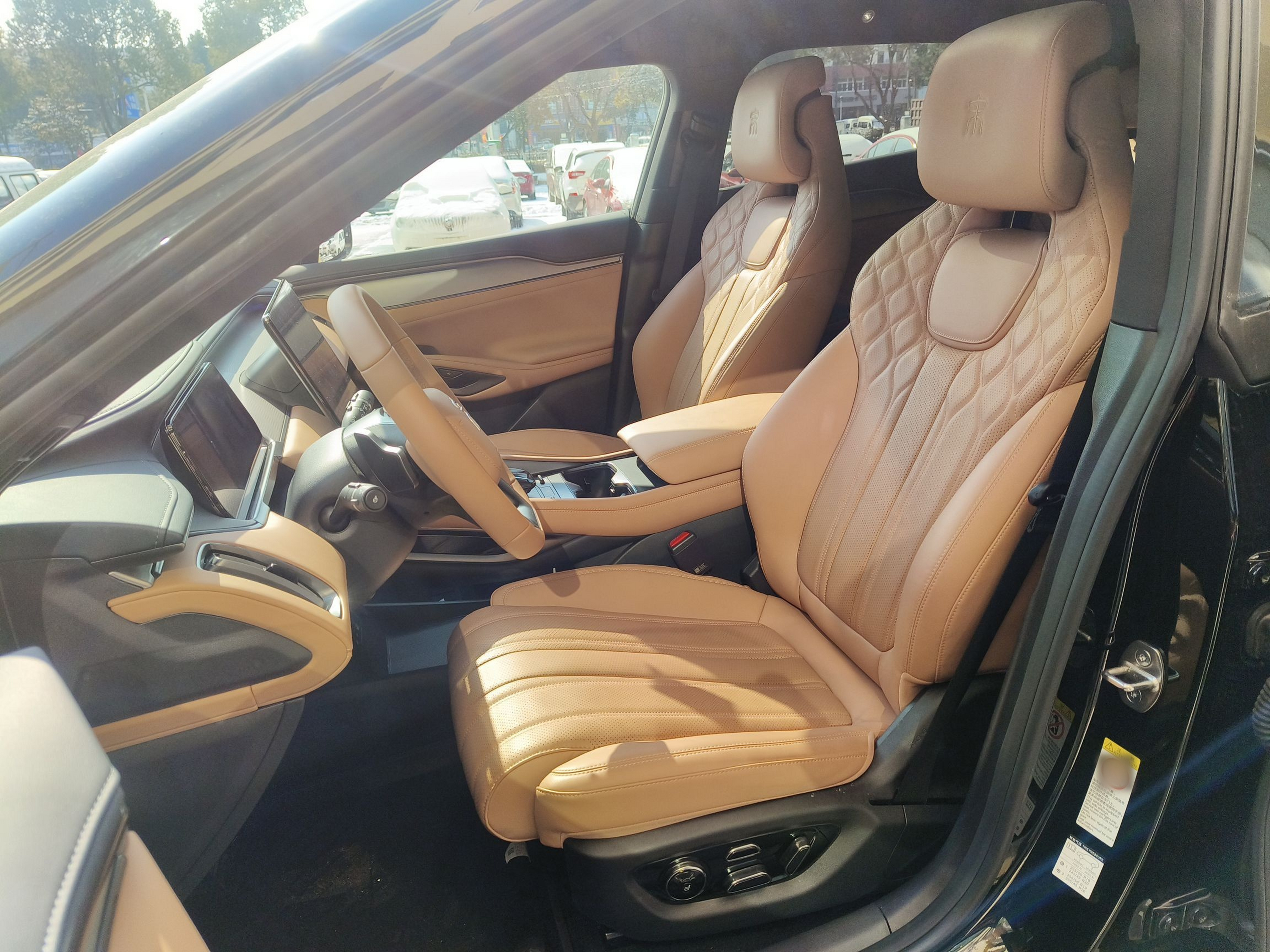 المقاعد الأمامية داخل السيارة