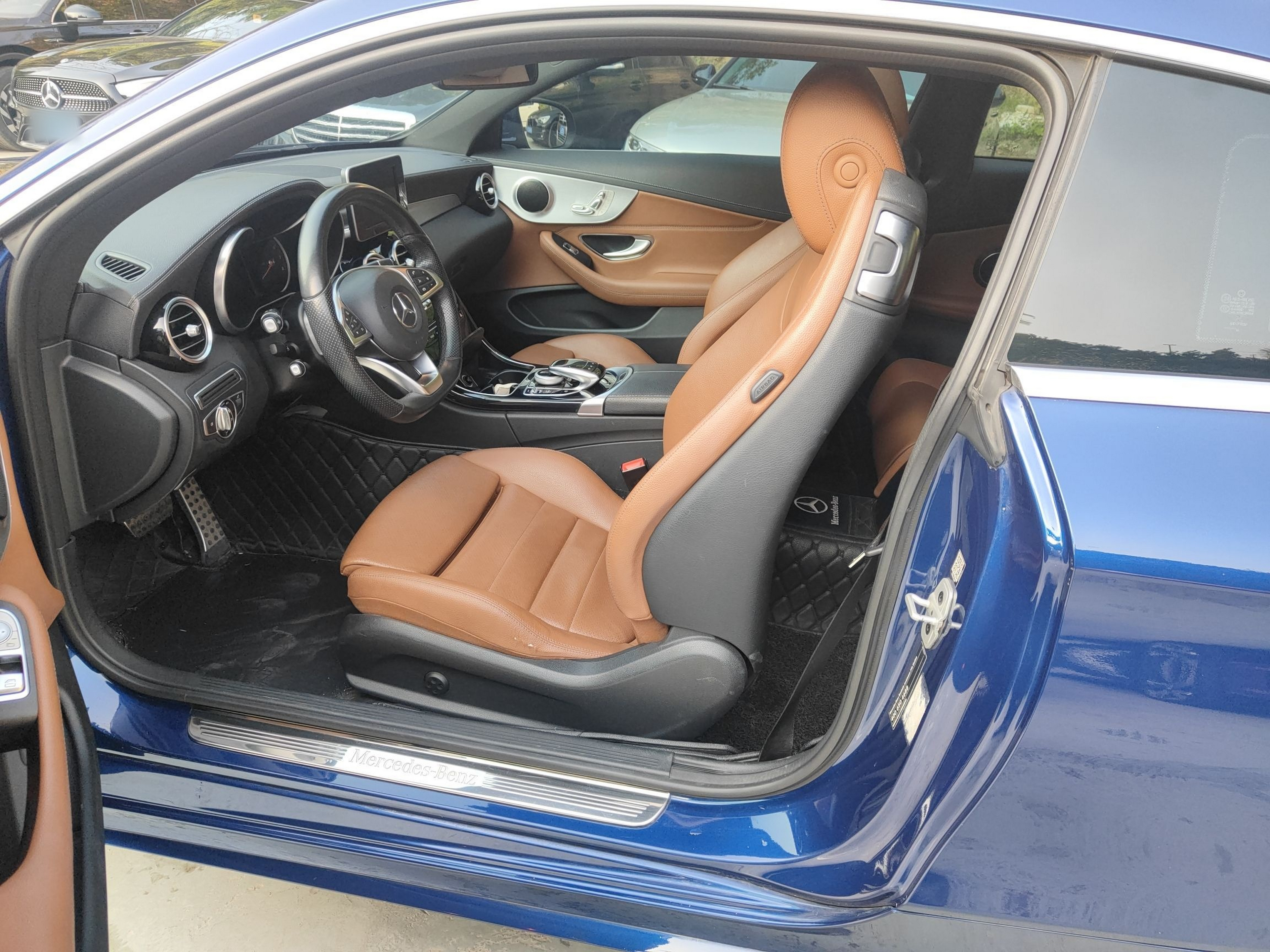 المقاعد الأمامية داخل السيارة