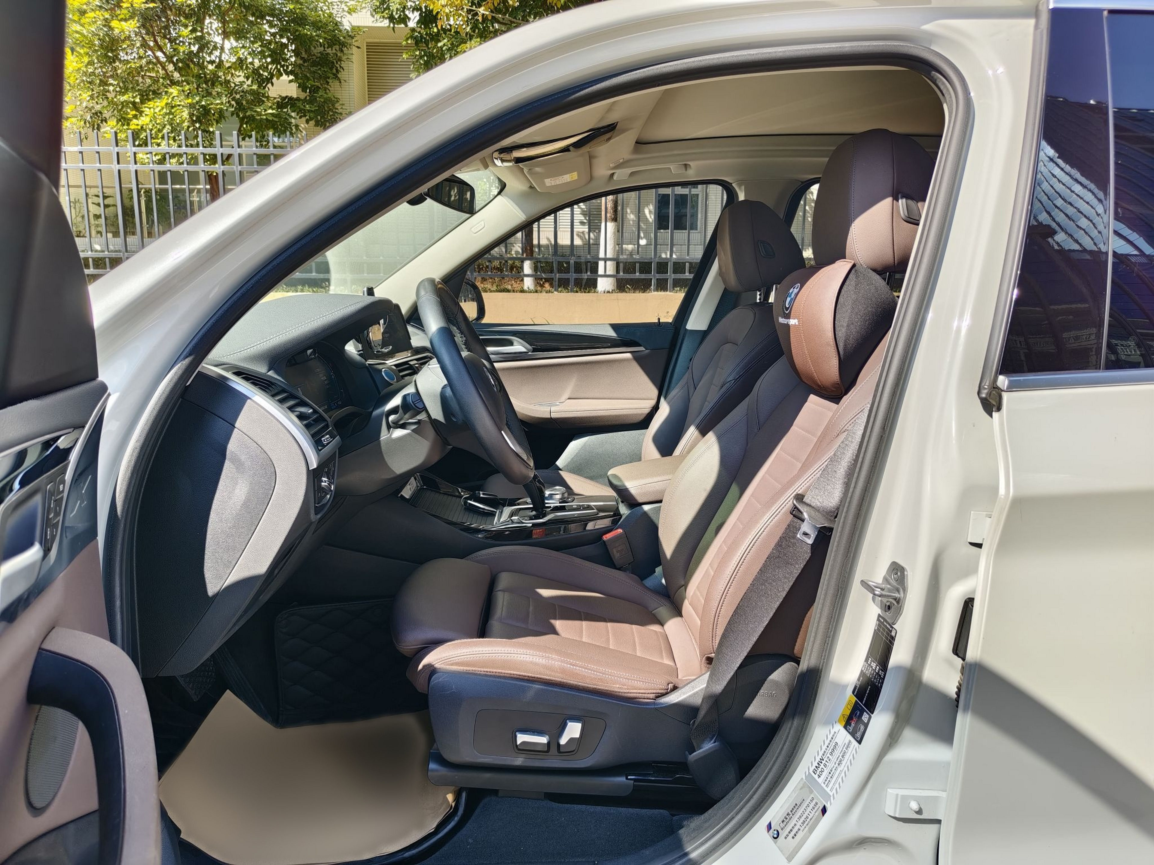 المقاعد الأمامية داخل السيارة