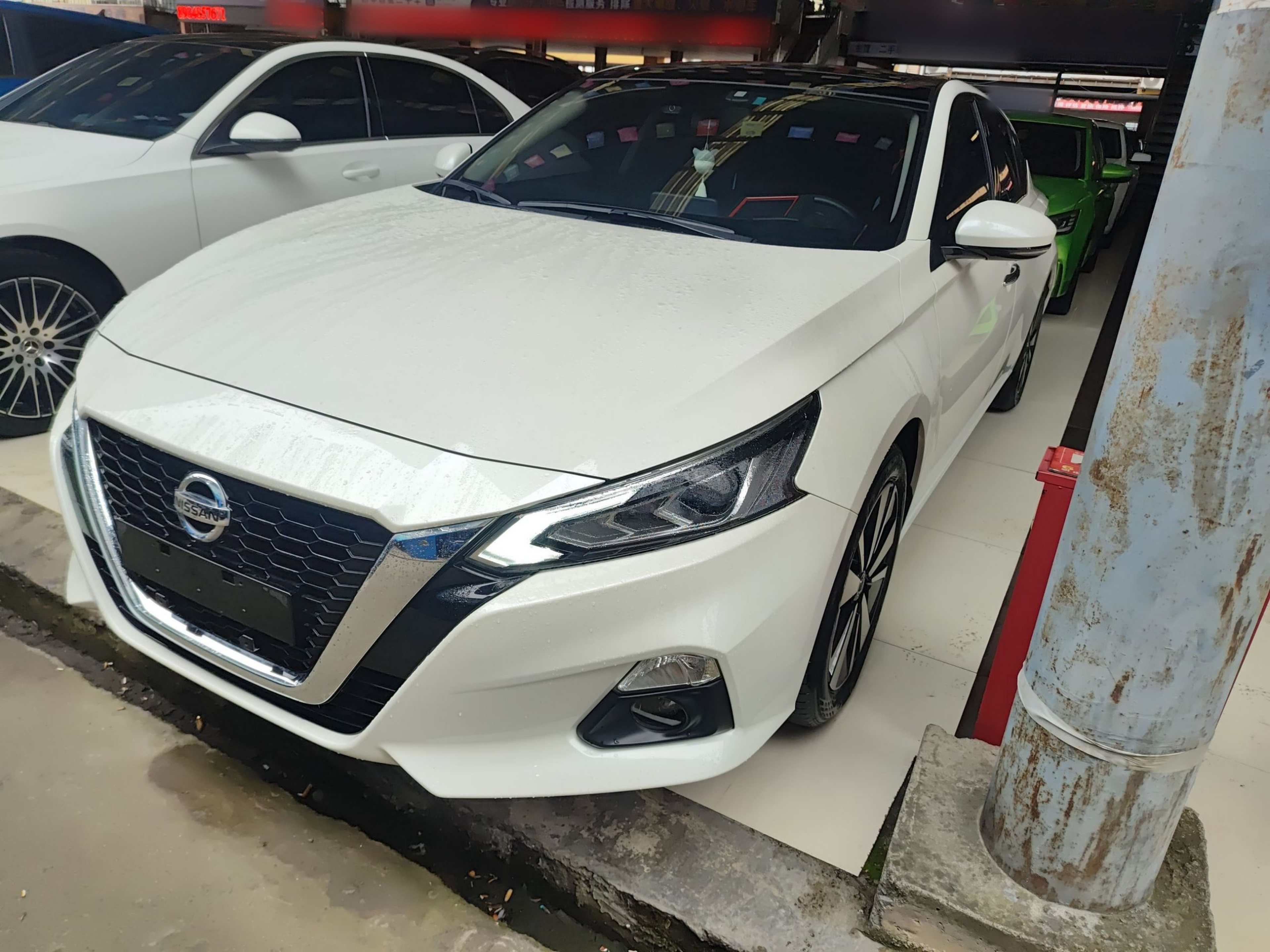 Под передней частью автомобиля