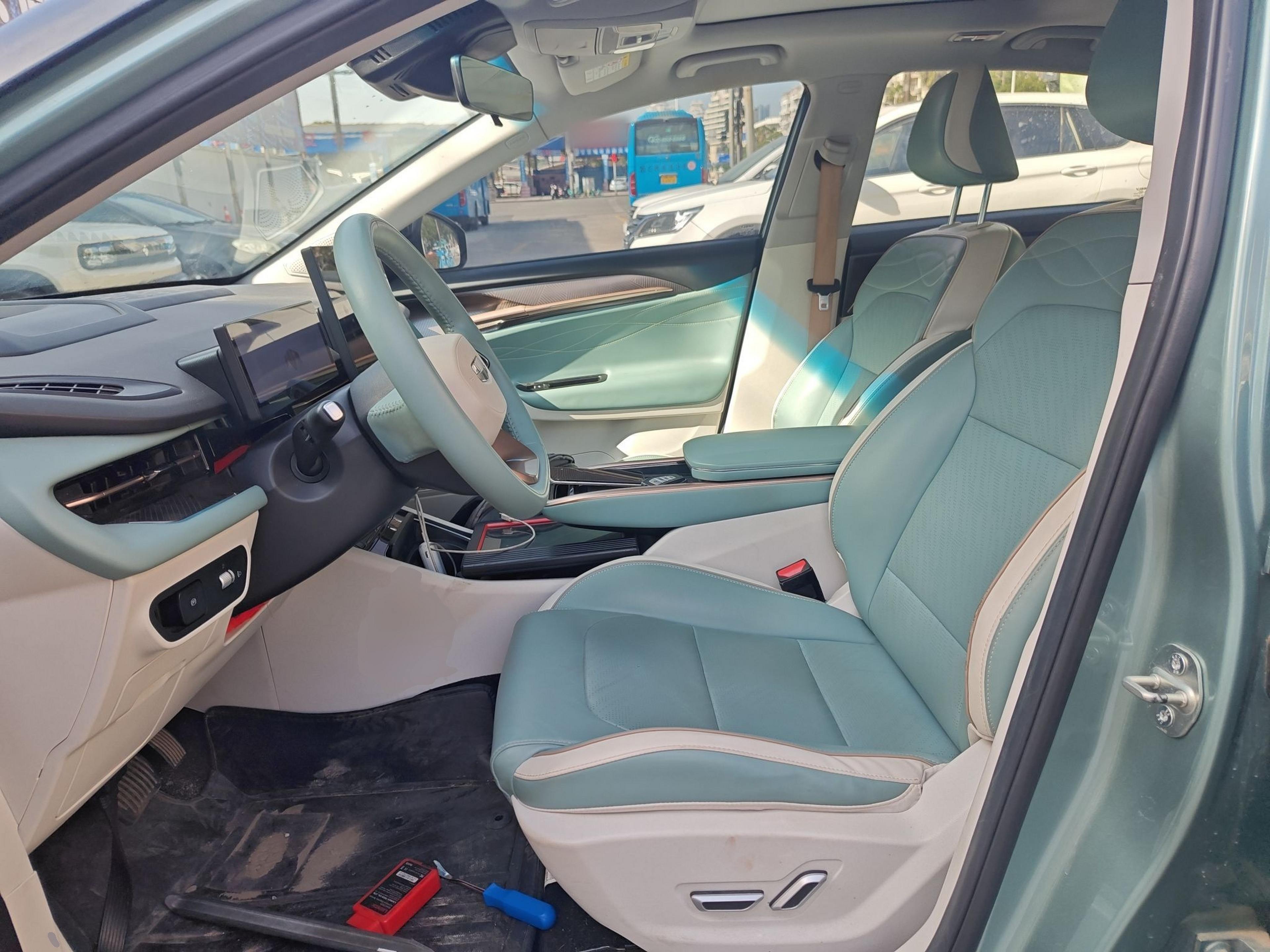 المقاعد الأمامية داخل السيارة