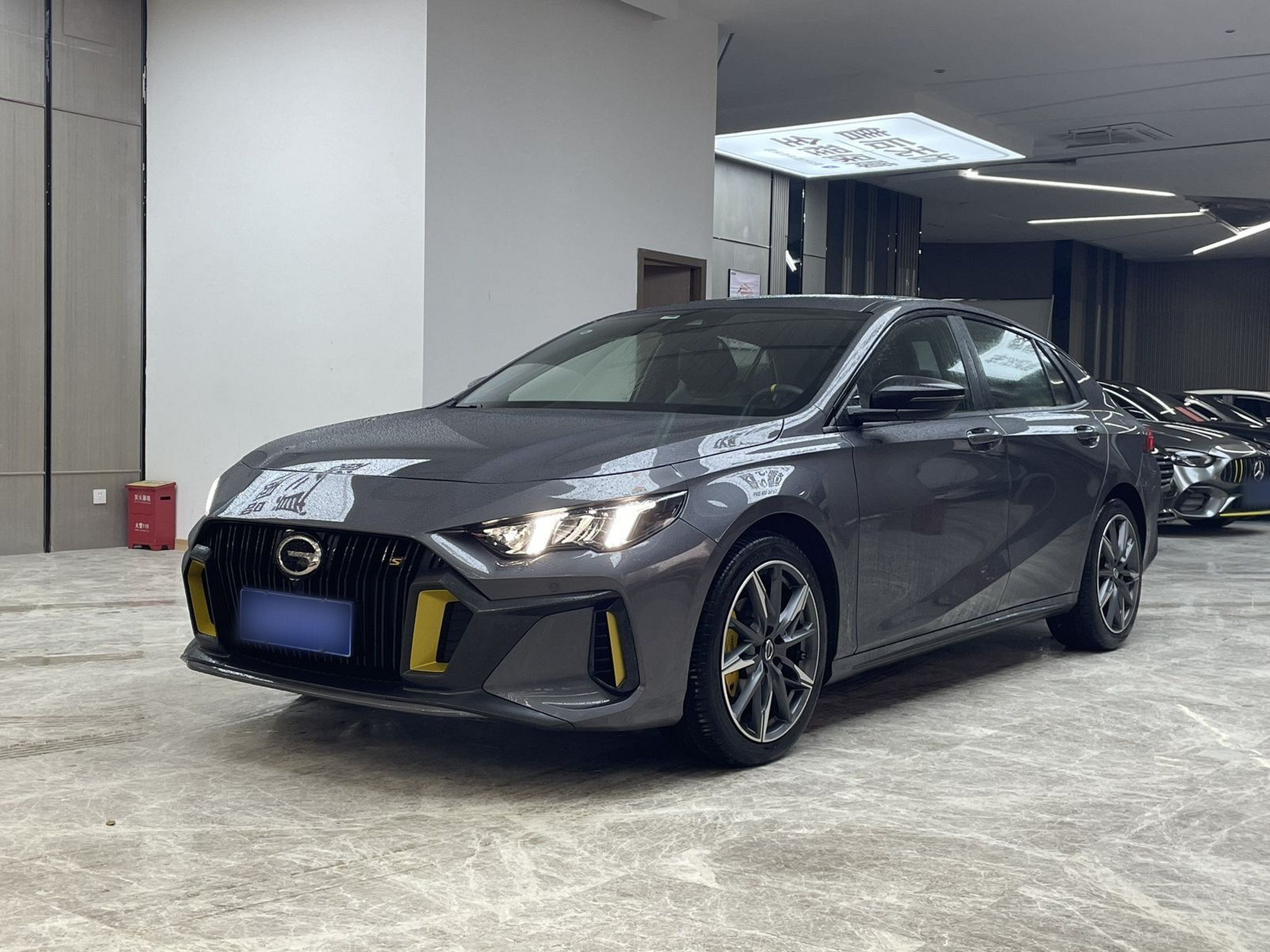 تحت مقدمة السيارة